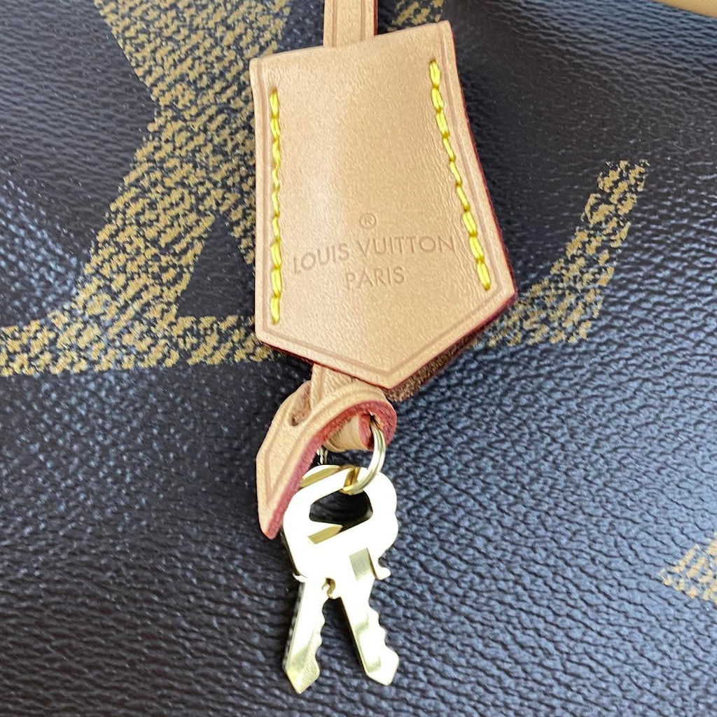 LOUIS VUITTON Speedy 30 Bandoliere Giant Monogram