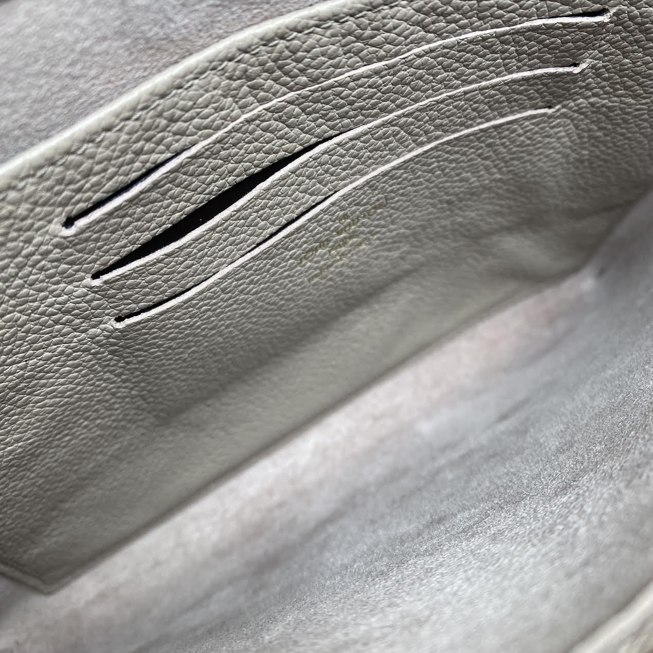 LOUIS VUITTON Pochette Melanie Tourterelle Empreinte Leather