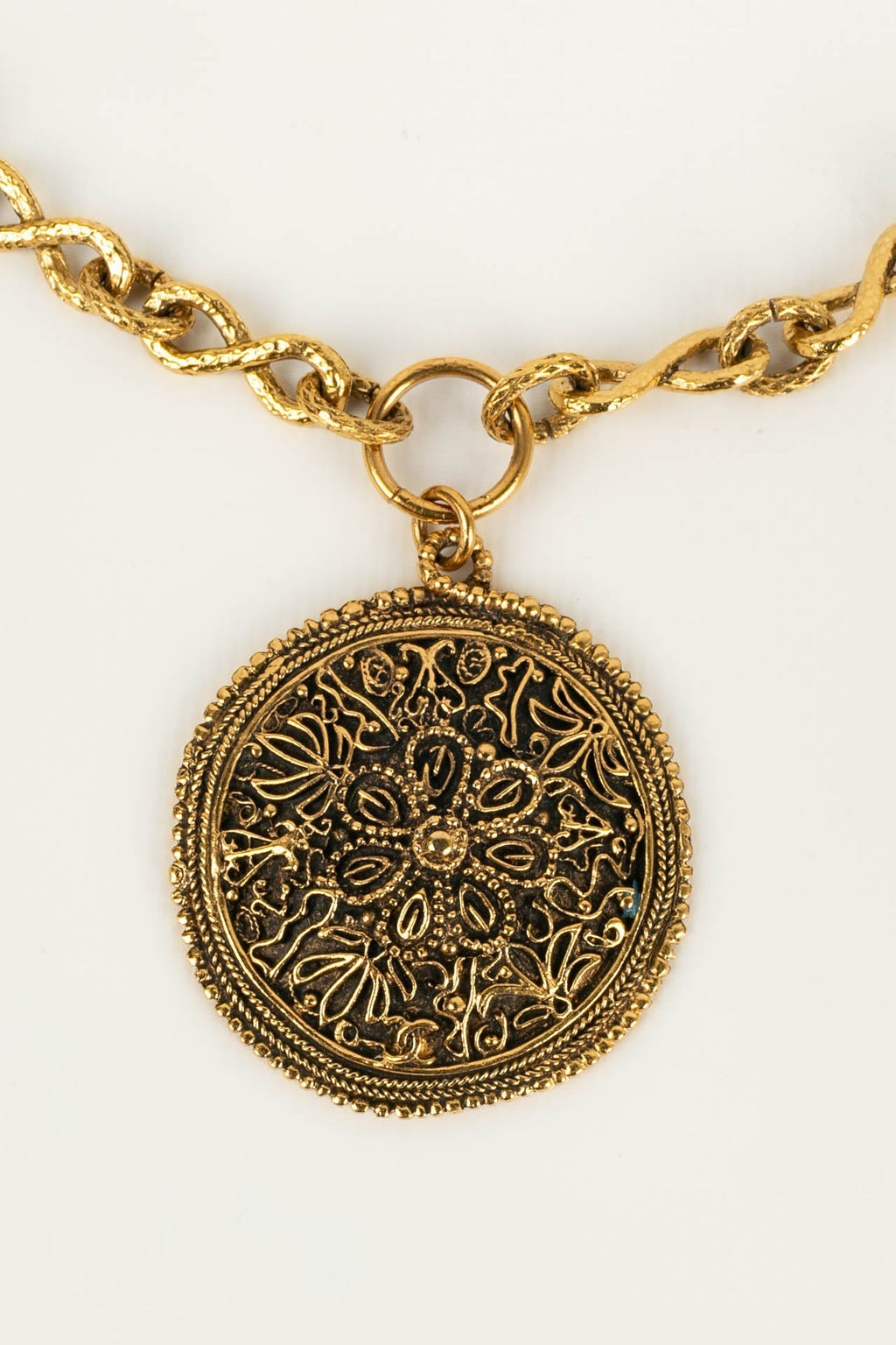 Collier m��daillon Chanel 1986