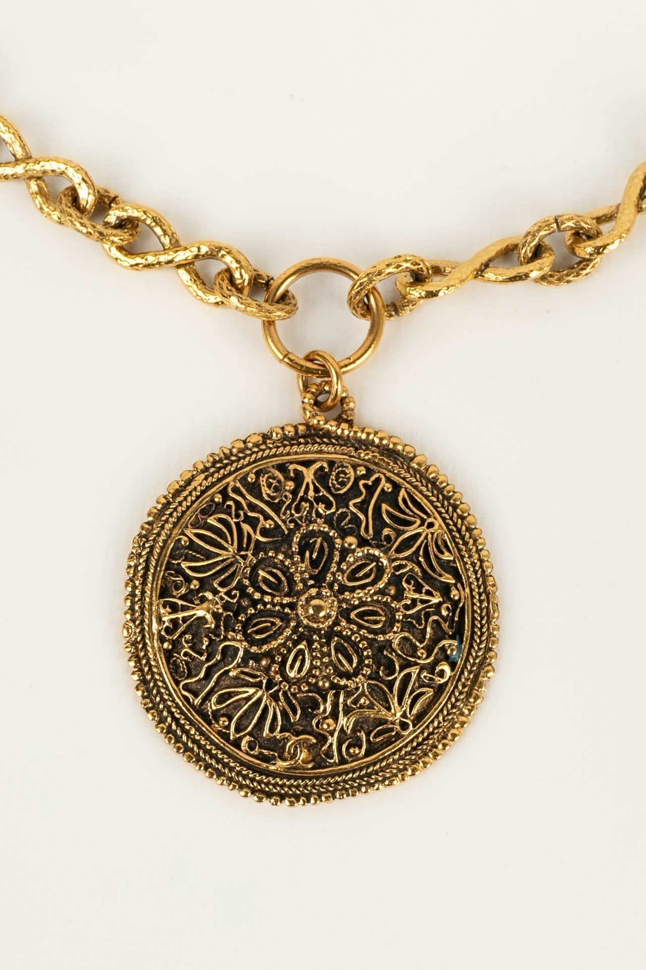 Collier m��daillon Chanel 1986