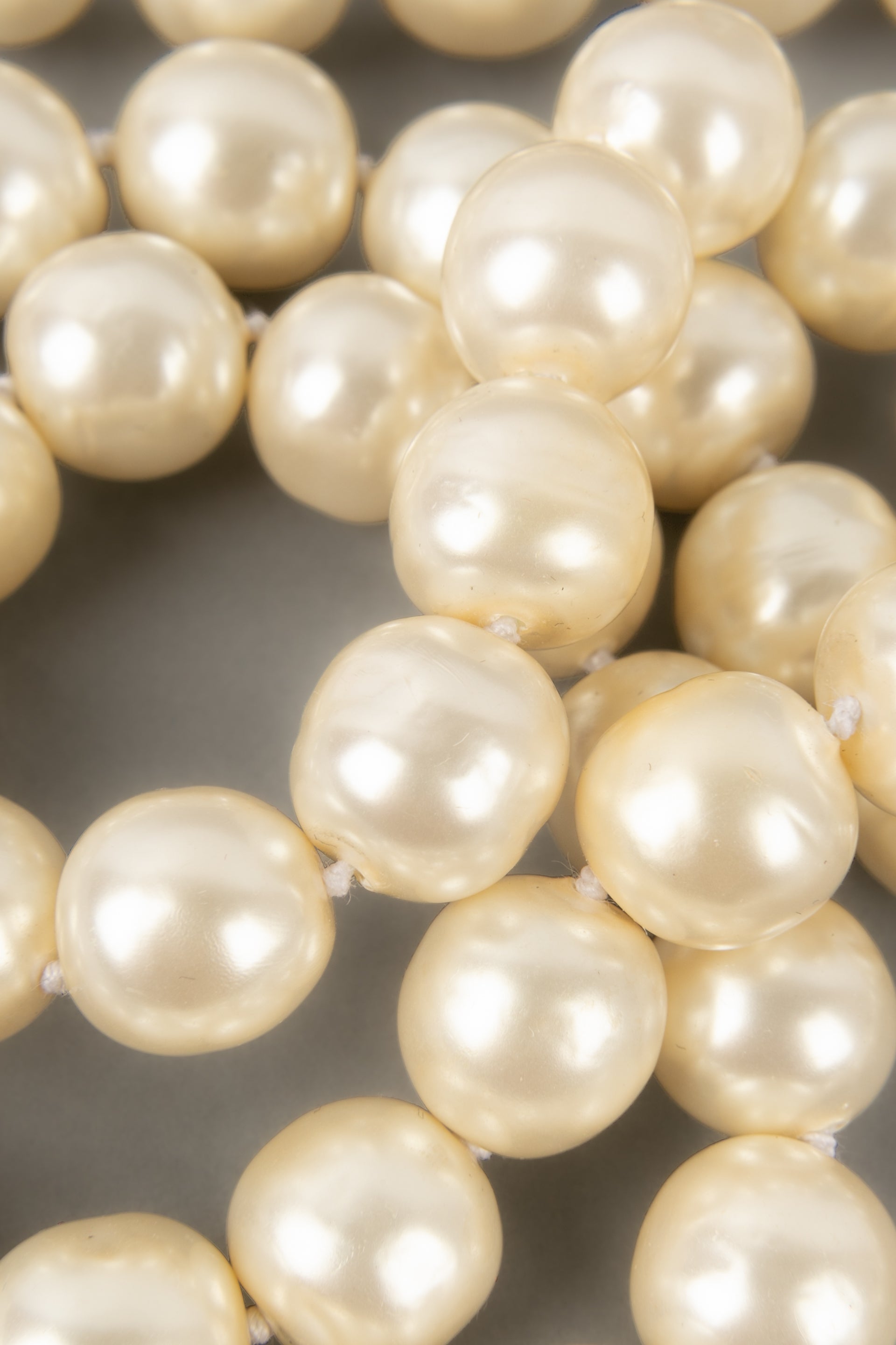 Collier / sautoir de perles nacr��es Chanel