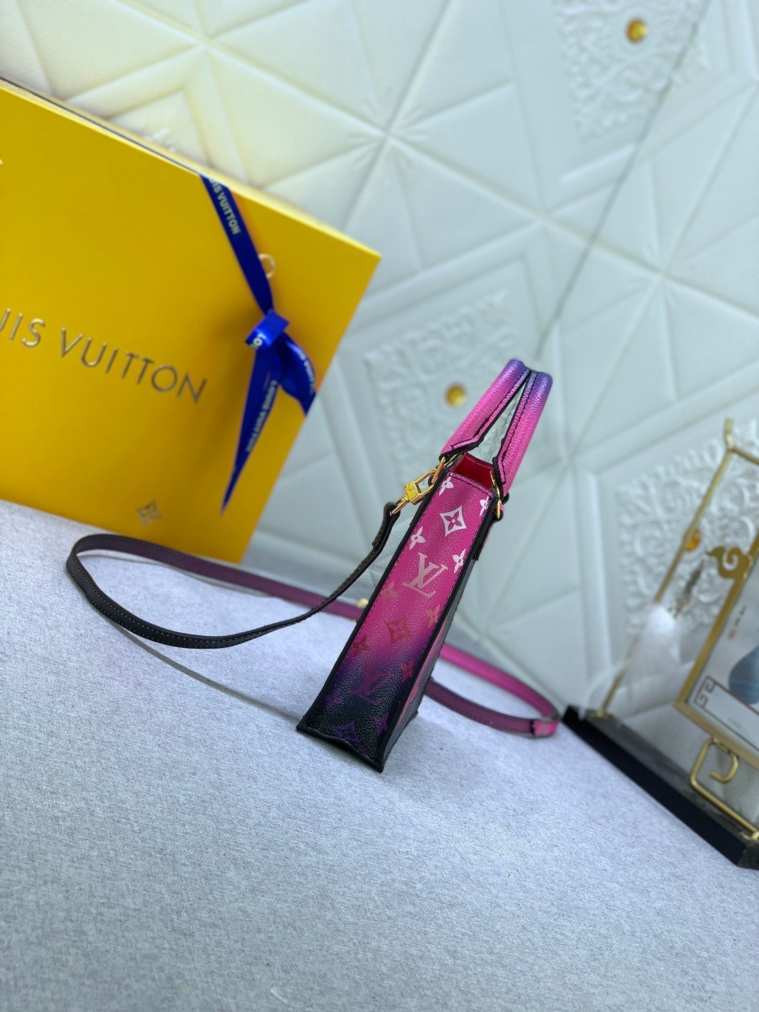 Luxury Bags Louis Vuitton  822