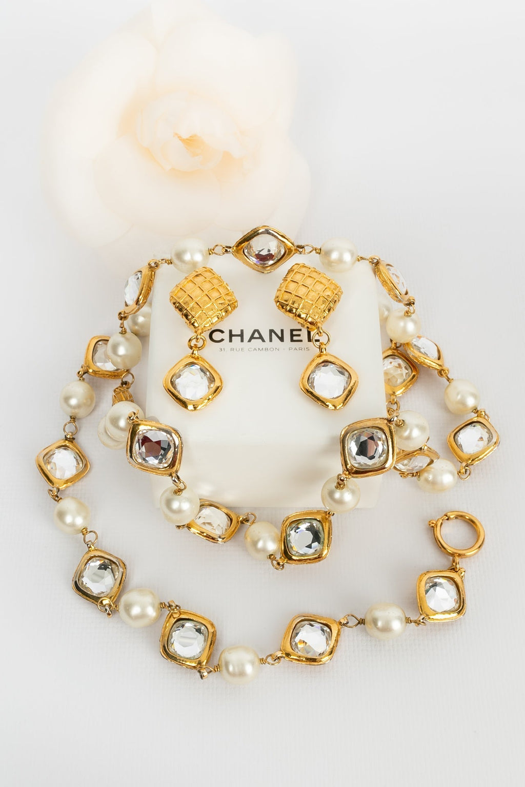 Parure perl��e et strass��e Chanel