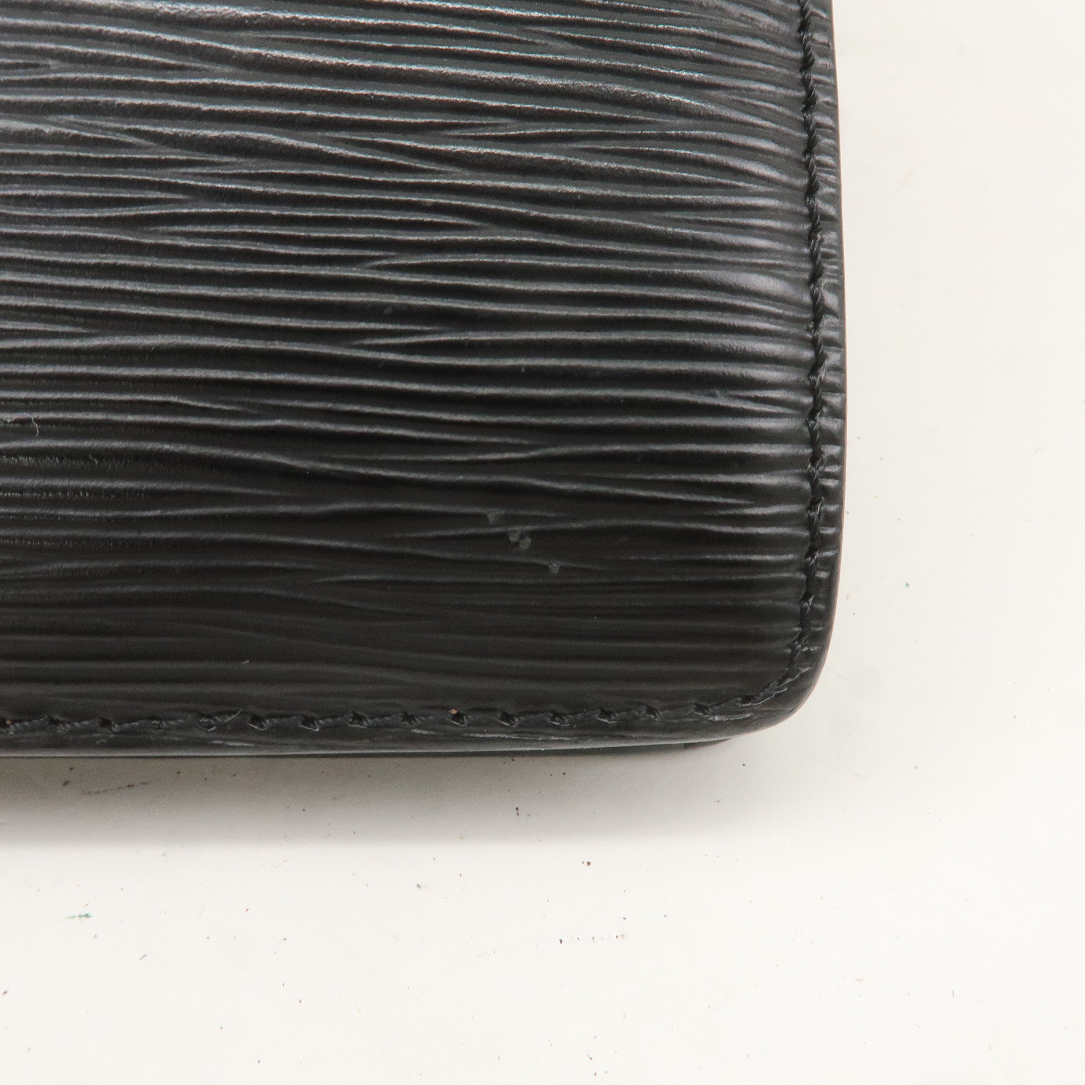 Louis Vuitton Epi Capucines Shoulder Bag Noir Black M52342
