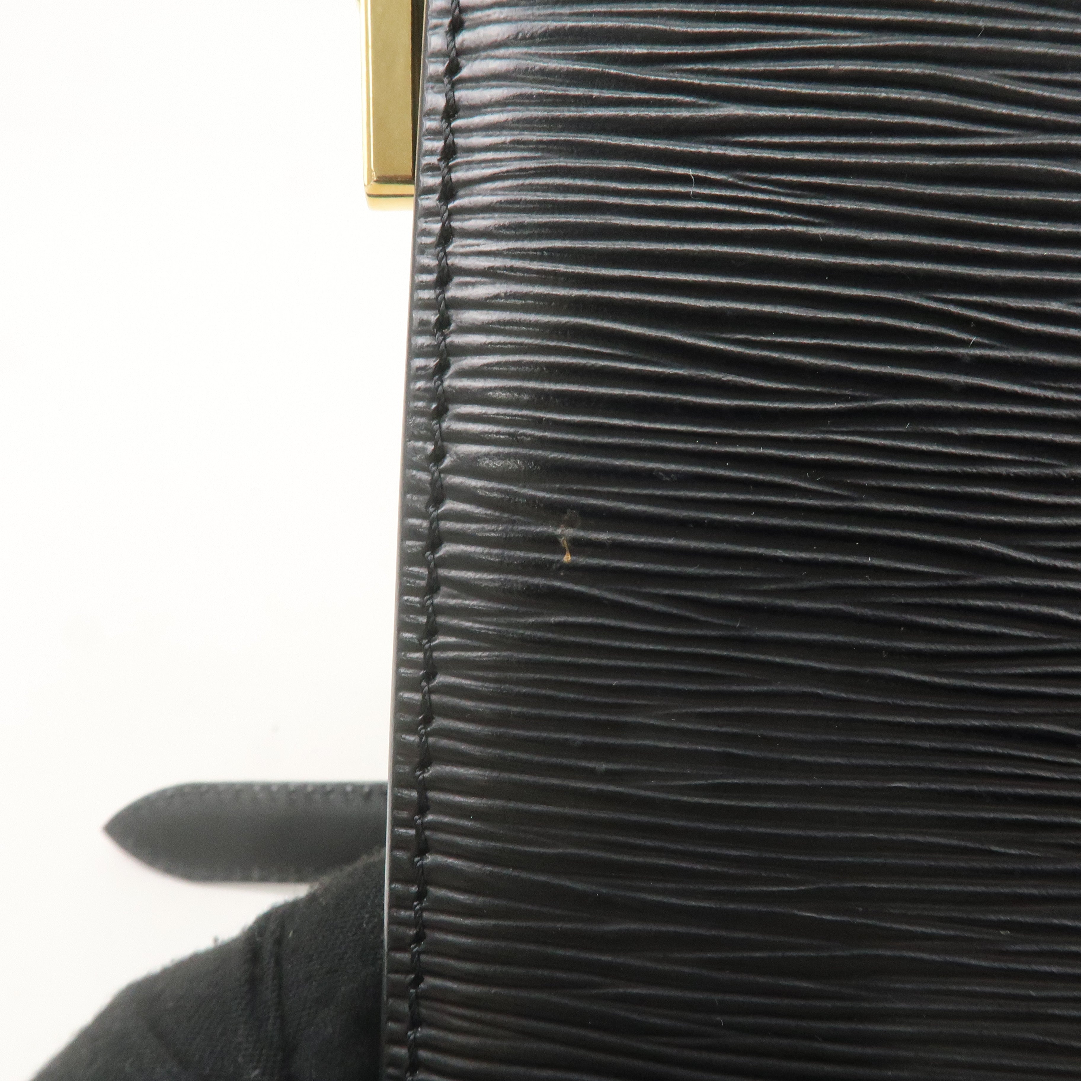 Louis Vuitton Epi Capucines Shoulder Bag Noir Black M52342