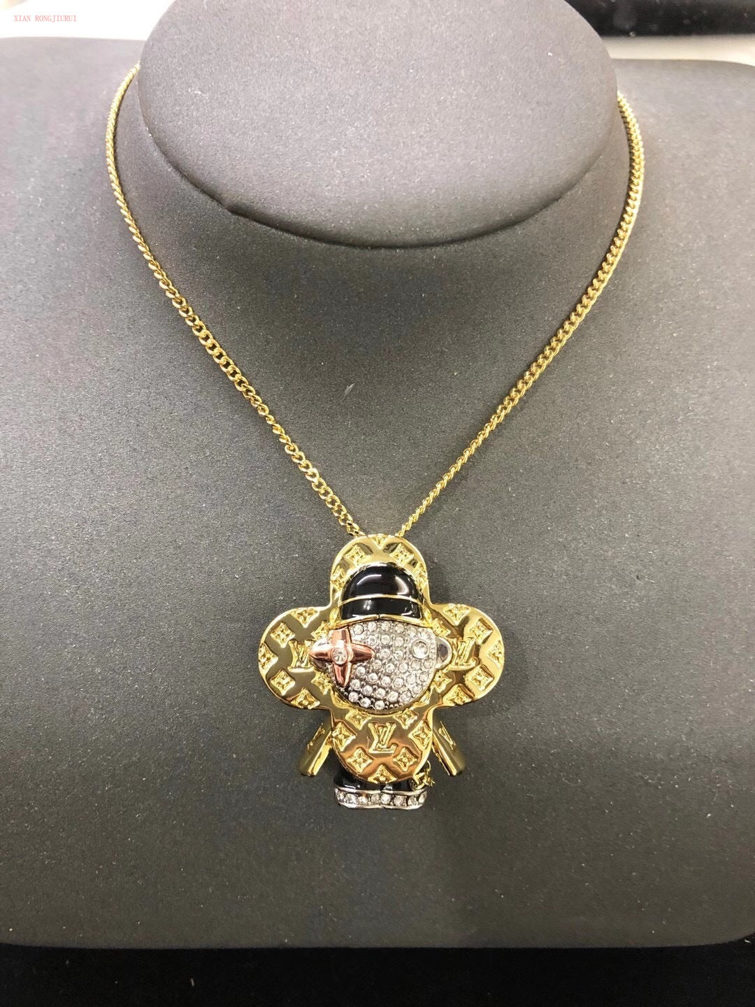 BG - Holiday Necklace louis vuitton032