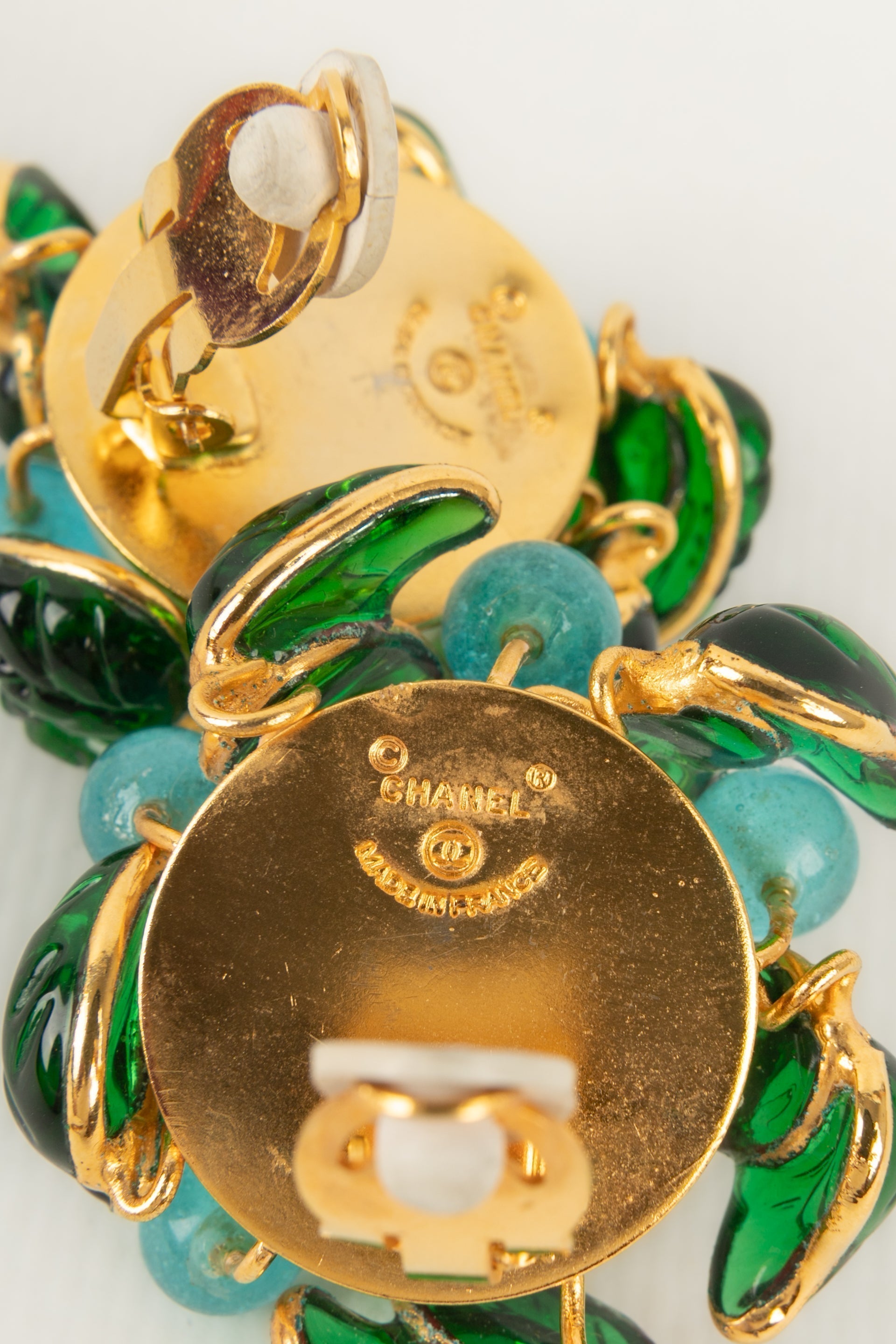 Boucles d'oreilles en pâte de verre Chanel