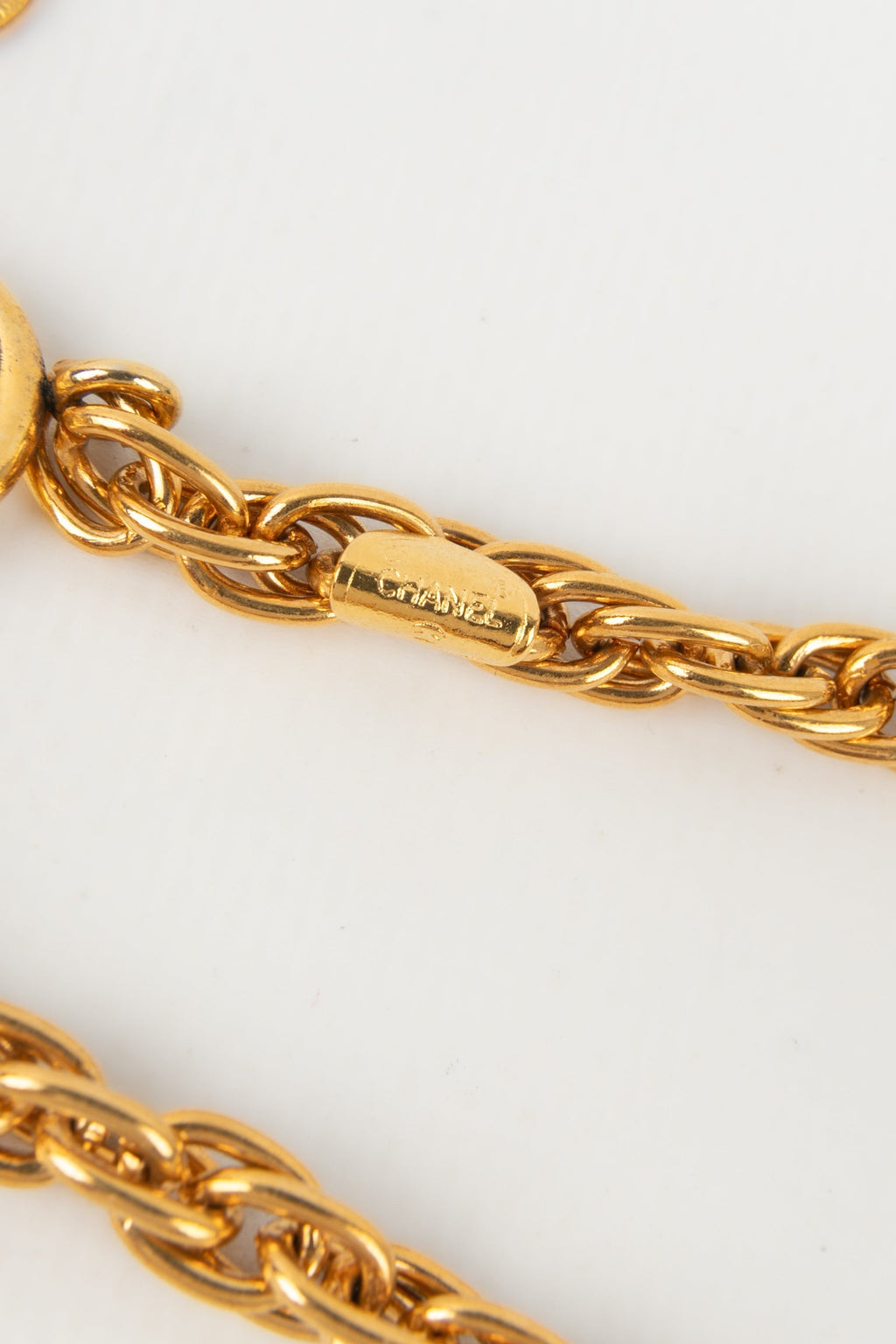 Collier / sautoir en m��tal dor�� Chanel