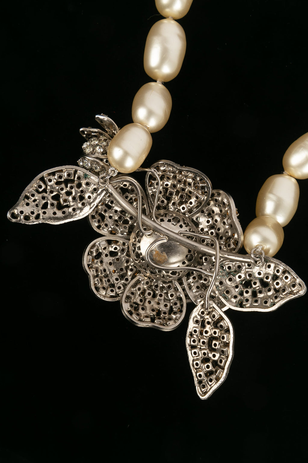 Collier cam��lia Chanel 1984