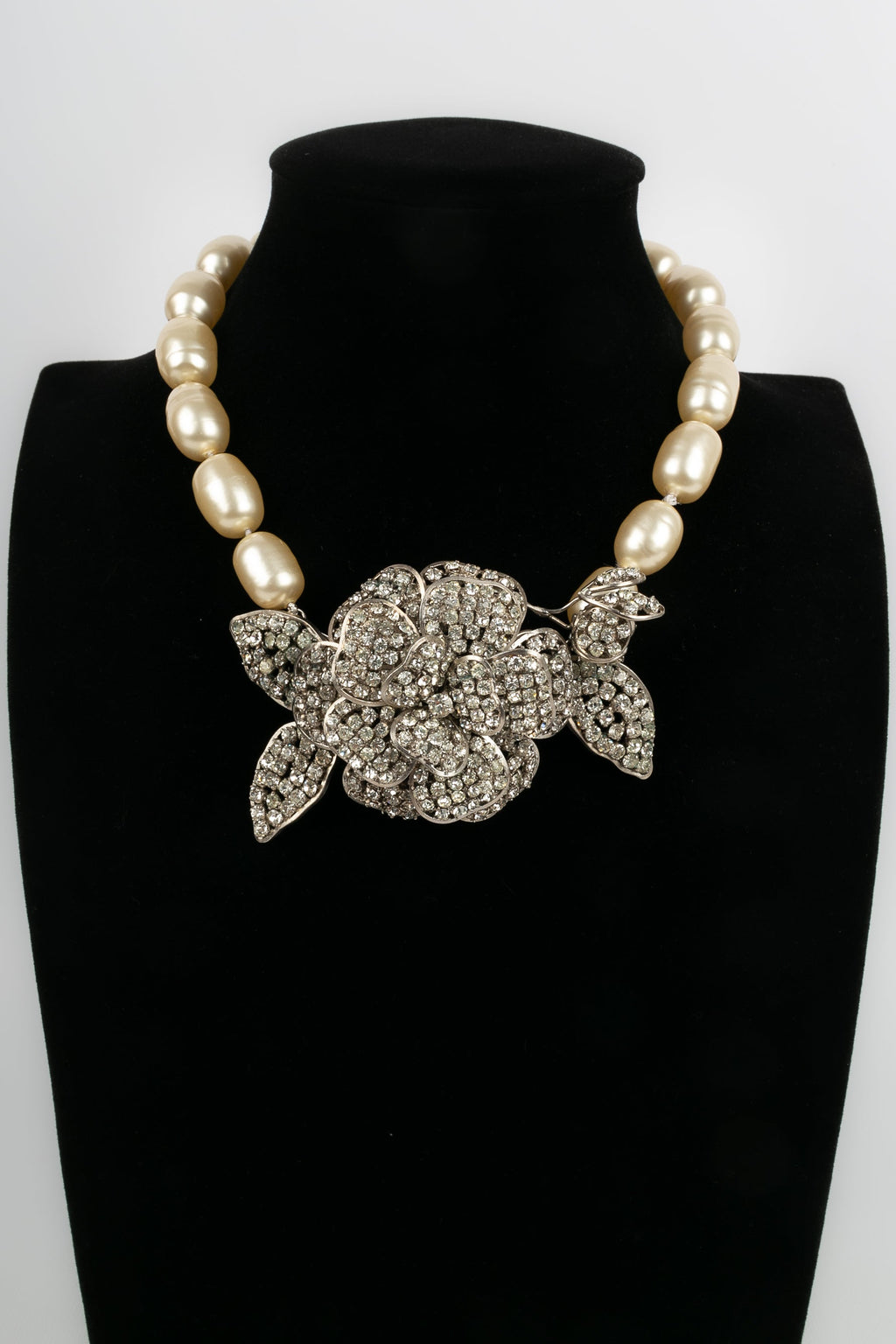 Collier cam��lia Chanel 1984