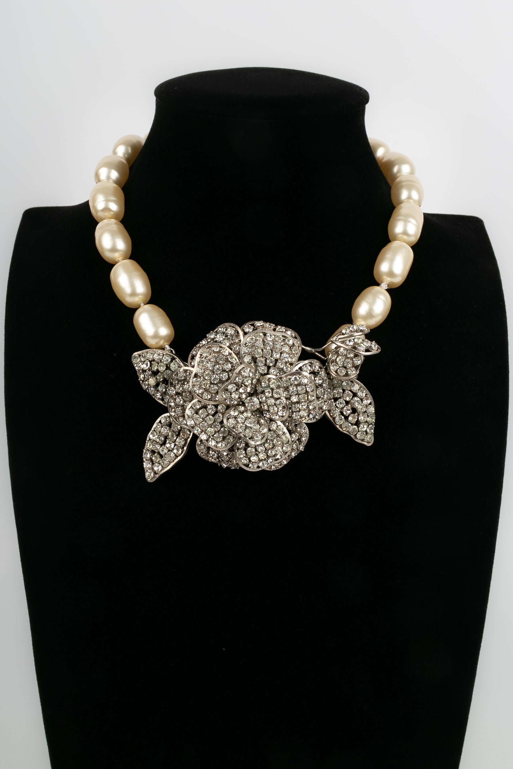 Collier cam��lia Chanel 1984