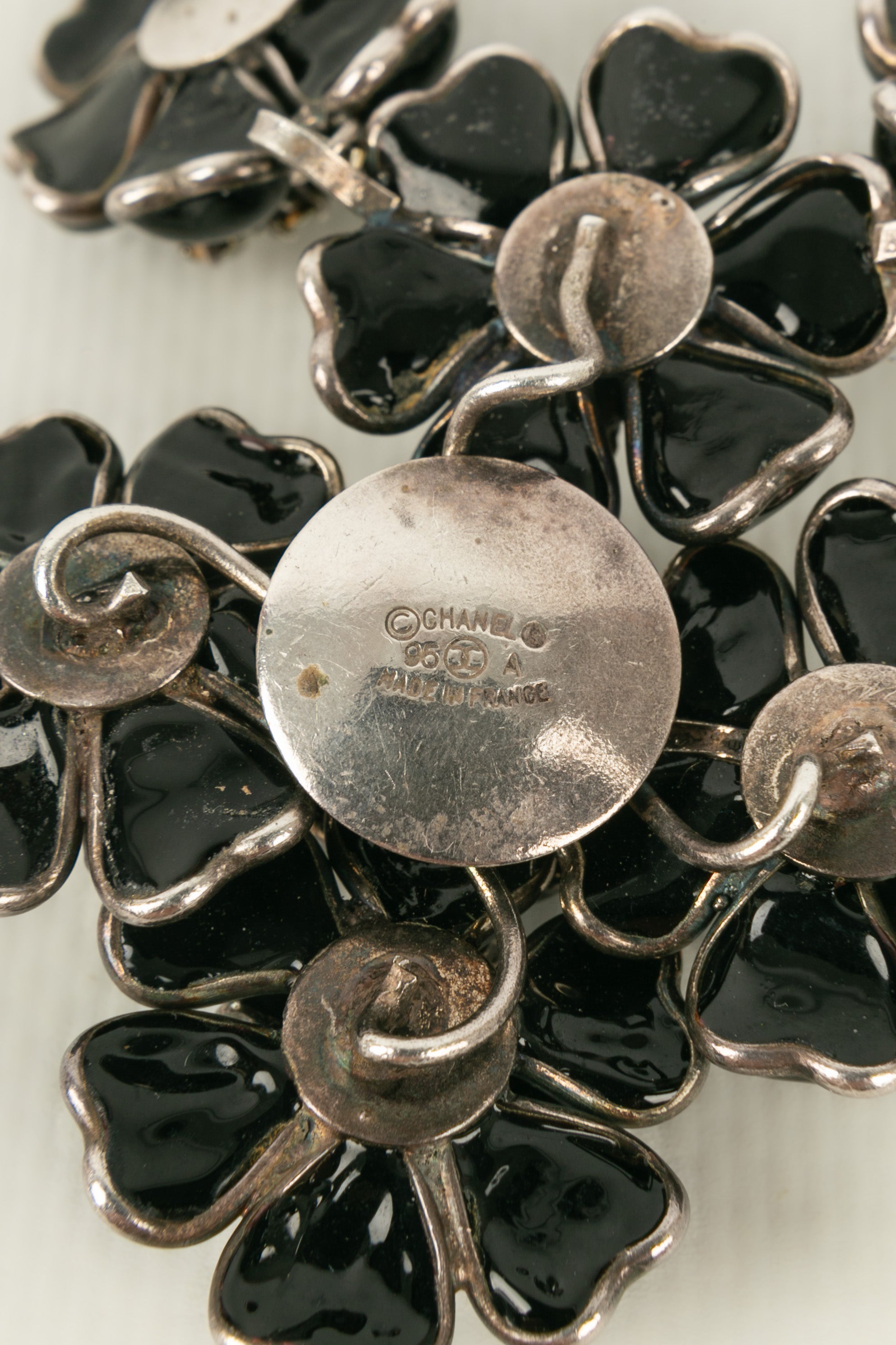 Collier cam��lias en p��te de verre Chanel