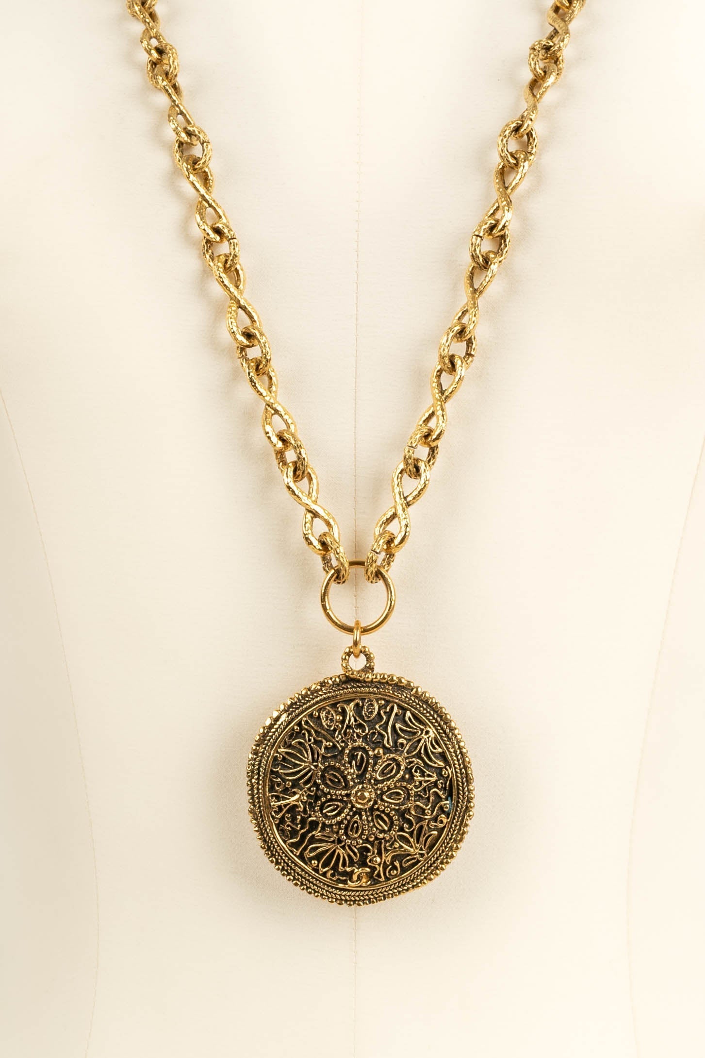 Collier m��daillon Chanel 1986