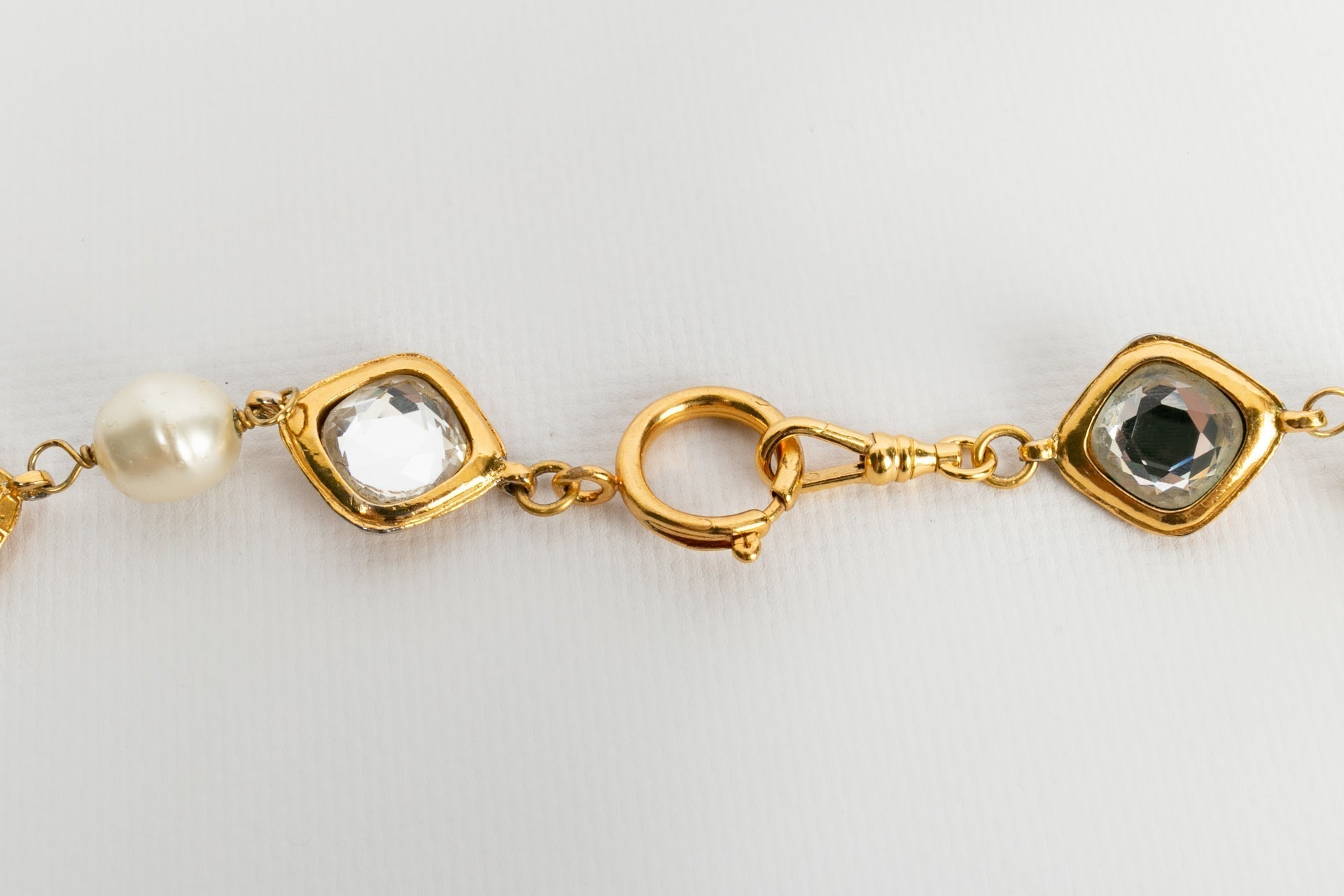 Parure perl��e et strass��e Chanel