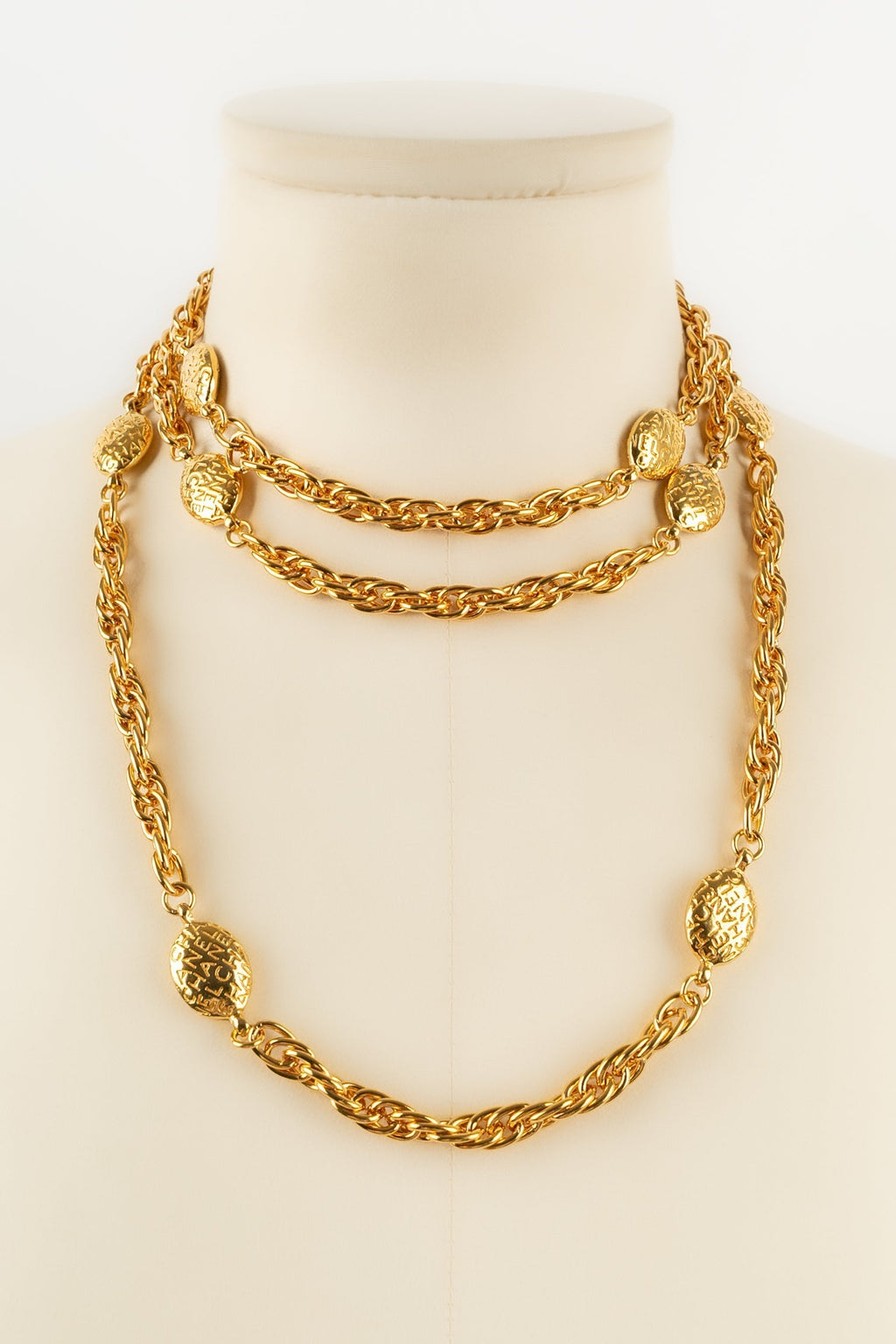 Collier / sautoir en m��tal dor�� Chanel