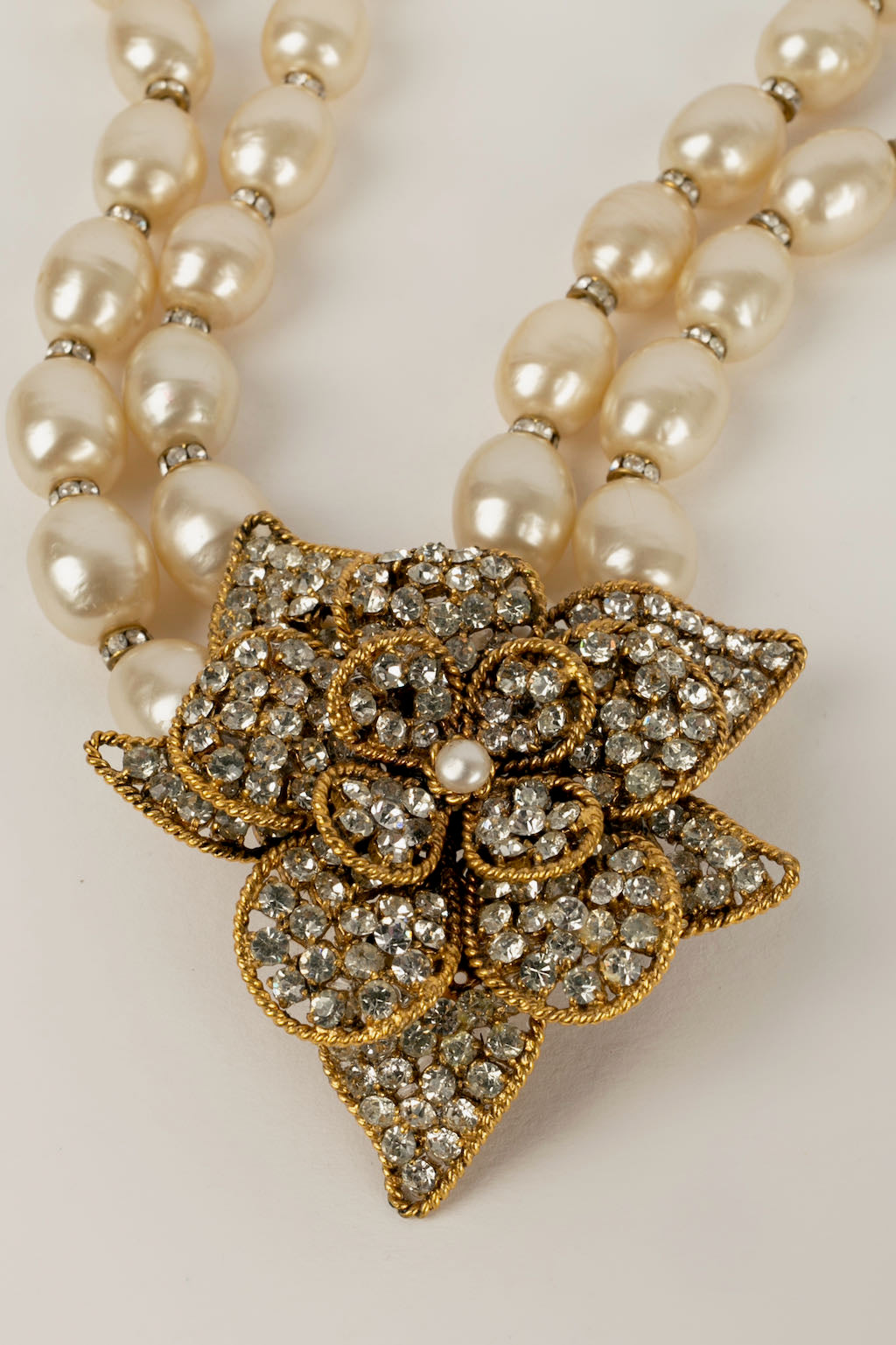 Collier cam��lia Chanel