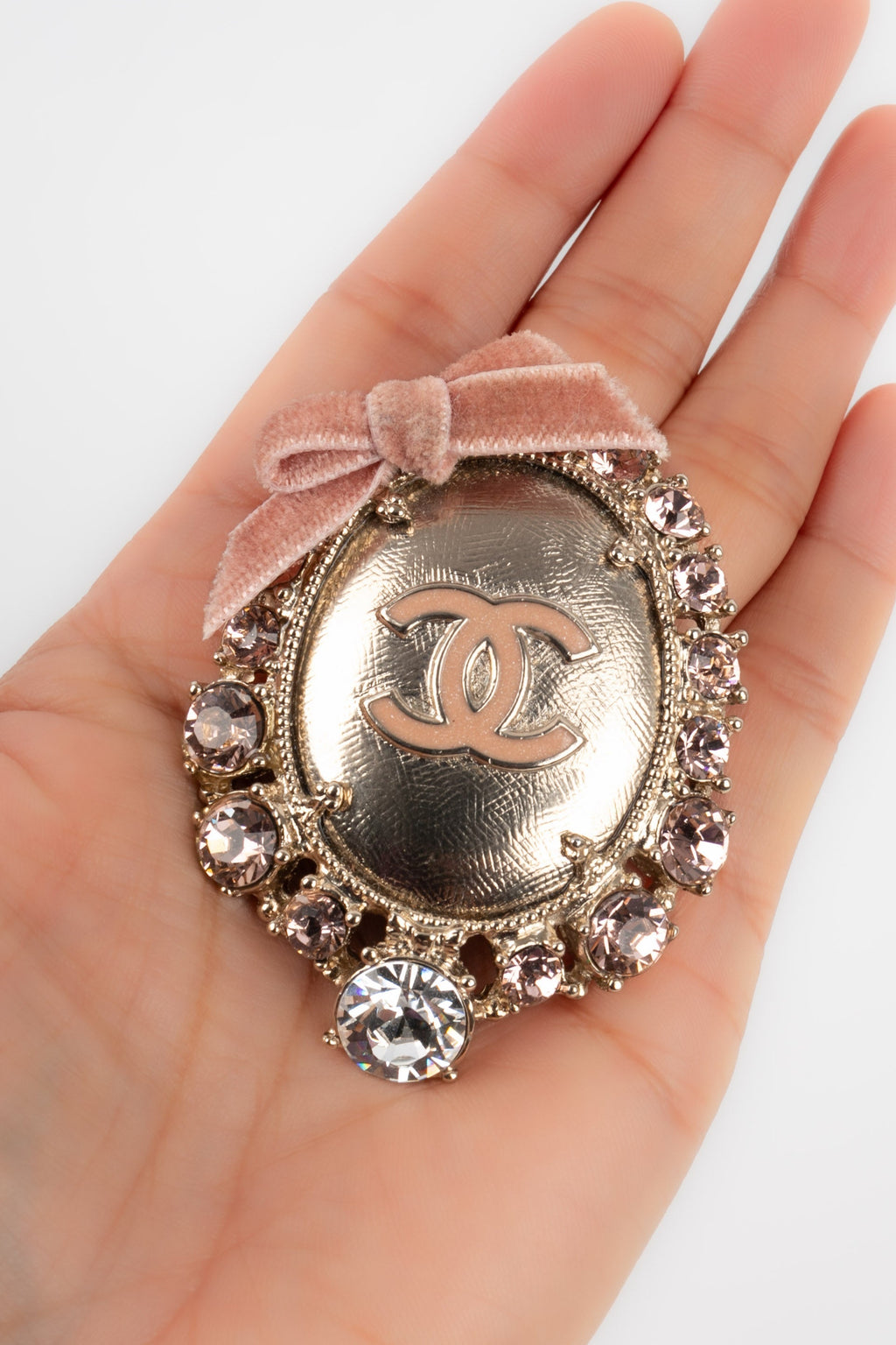 Broche médaillon Chanel