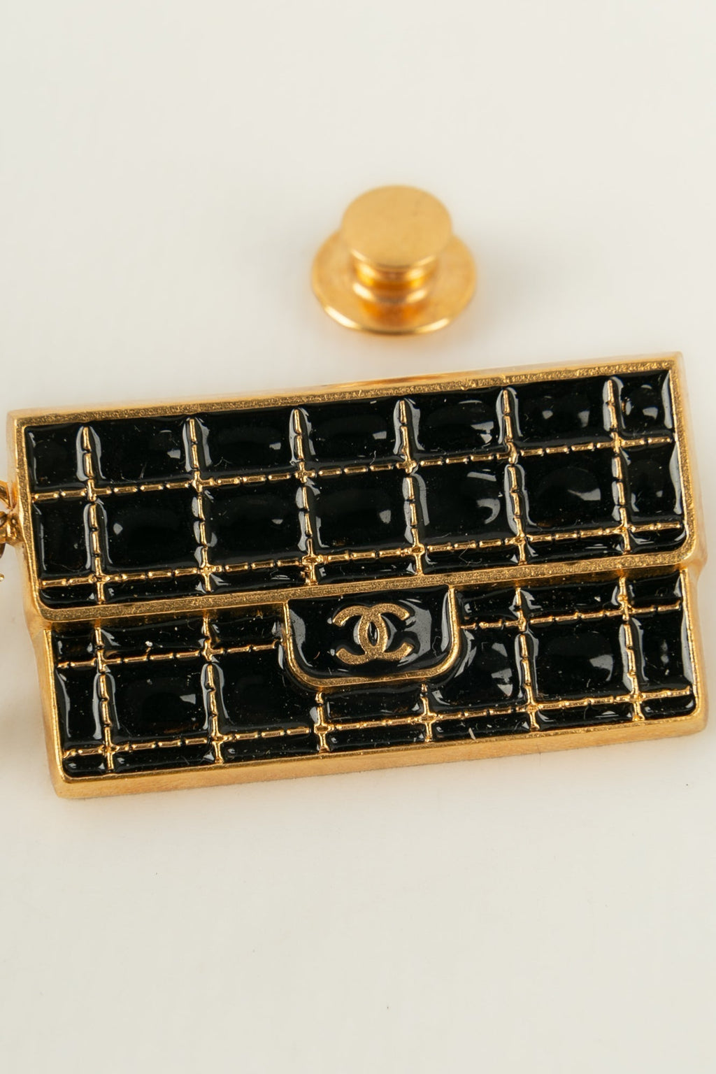 Broche / Pins "sac à main" Chanel 2002