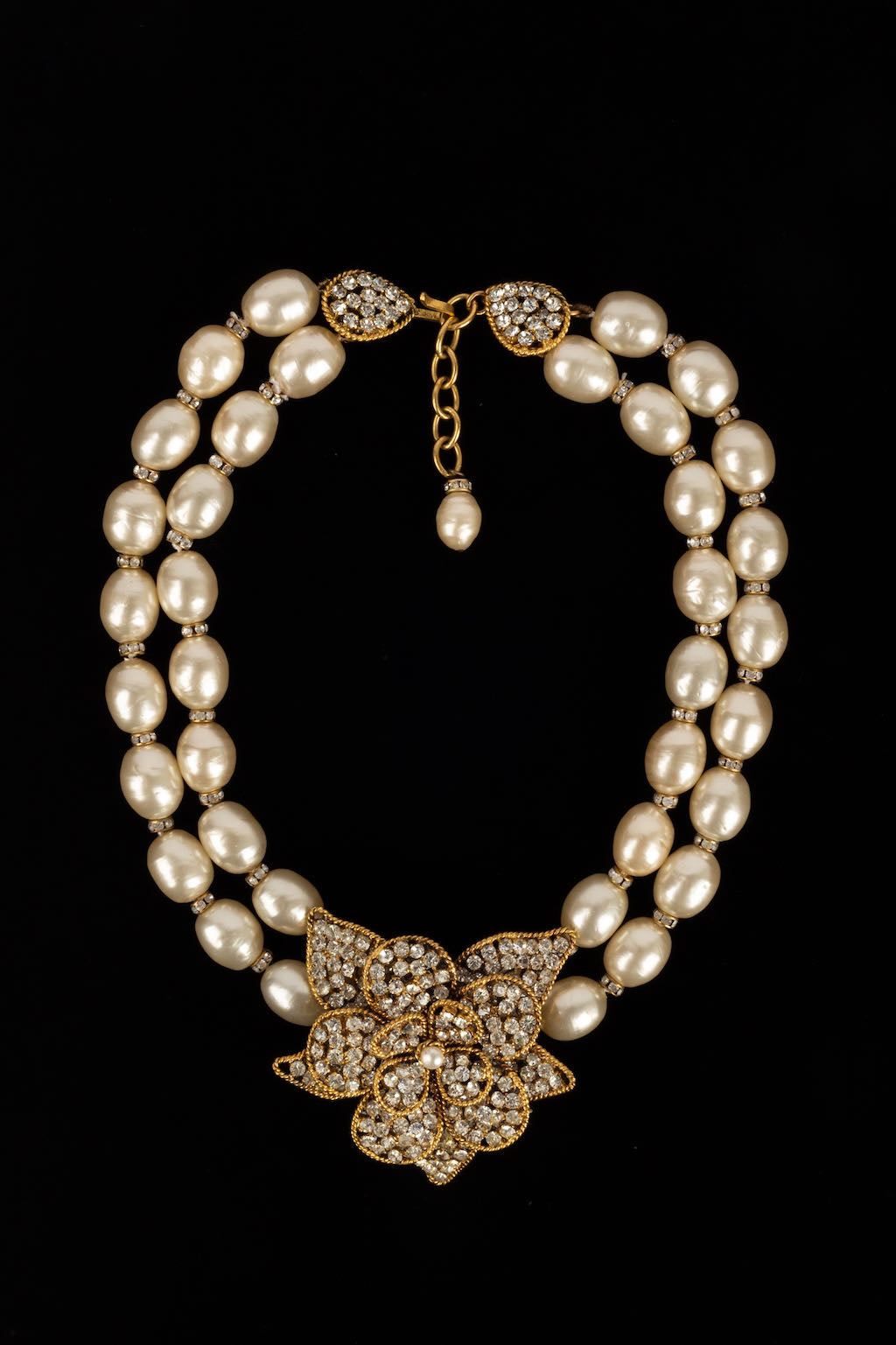 Collier cam��lia Chanel