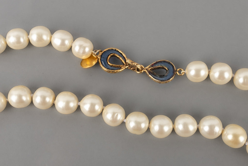 Collier / sautoir de perles nacr��es Chanel