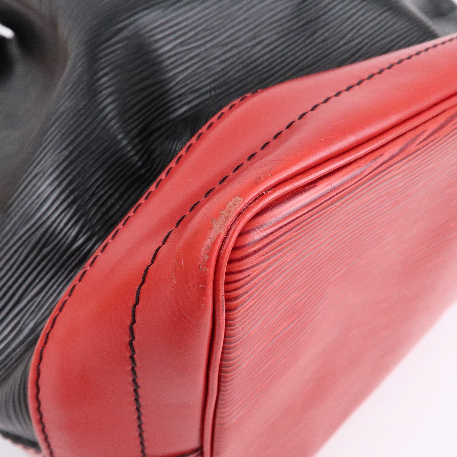 Louis Vuitton Epi Noe Shoulder Bag Noir Castilian Red M44017