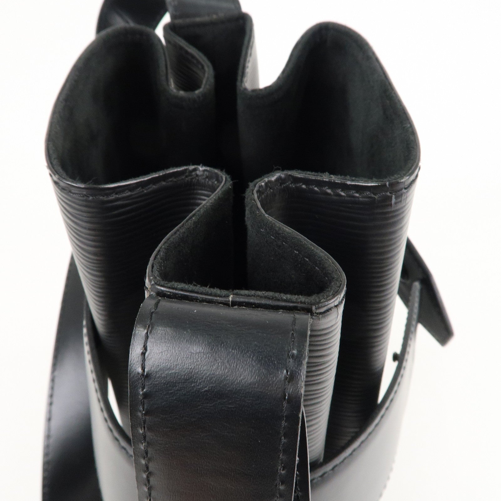 Louis Vuitton Epi Sac D'epaule PM Bucket Bag Noir Black M80157