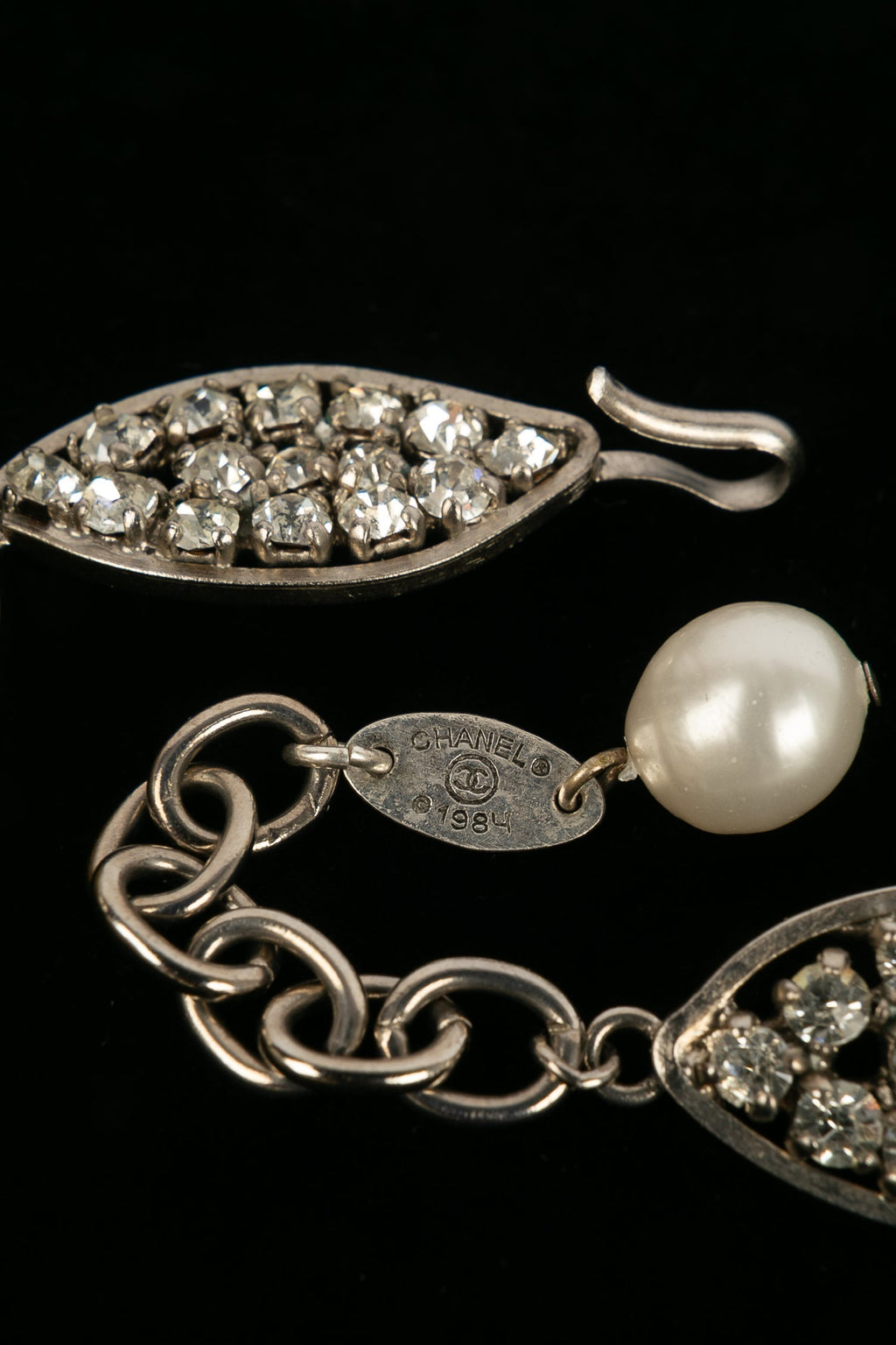 Collier cam��lia Chanel 1984