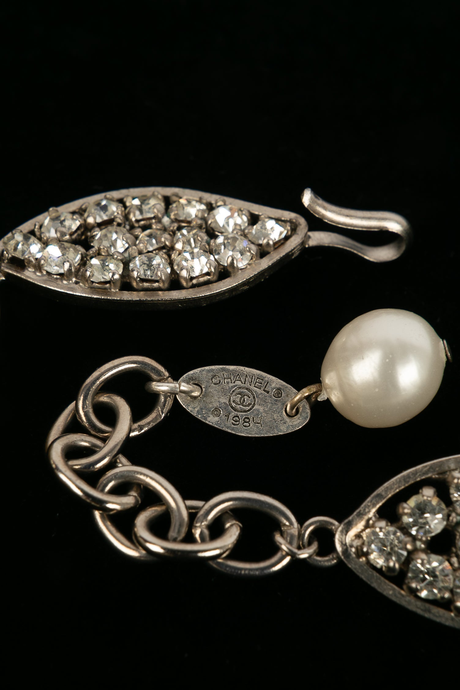 Collier cam��lia Chanel 1984