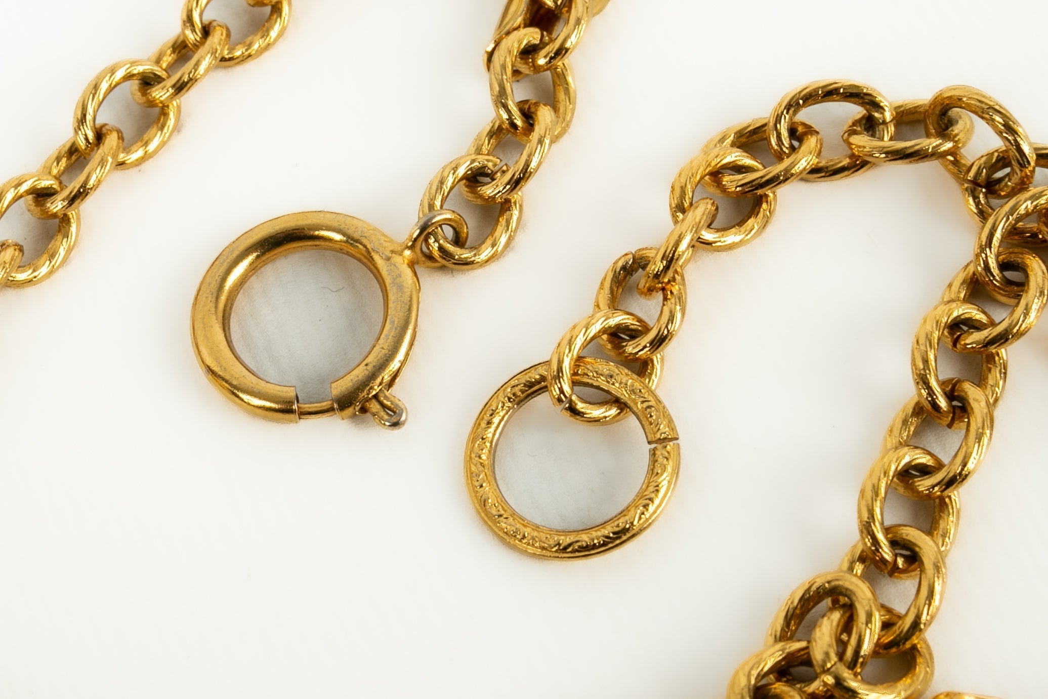 Collier dor�� Chanel