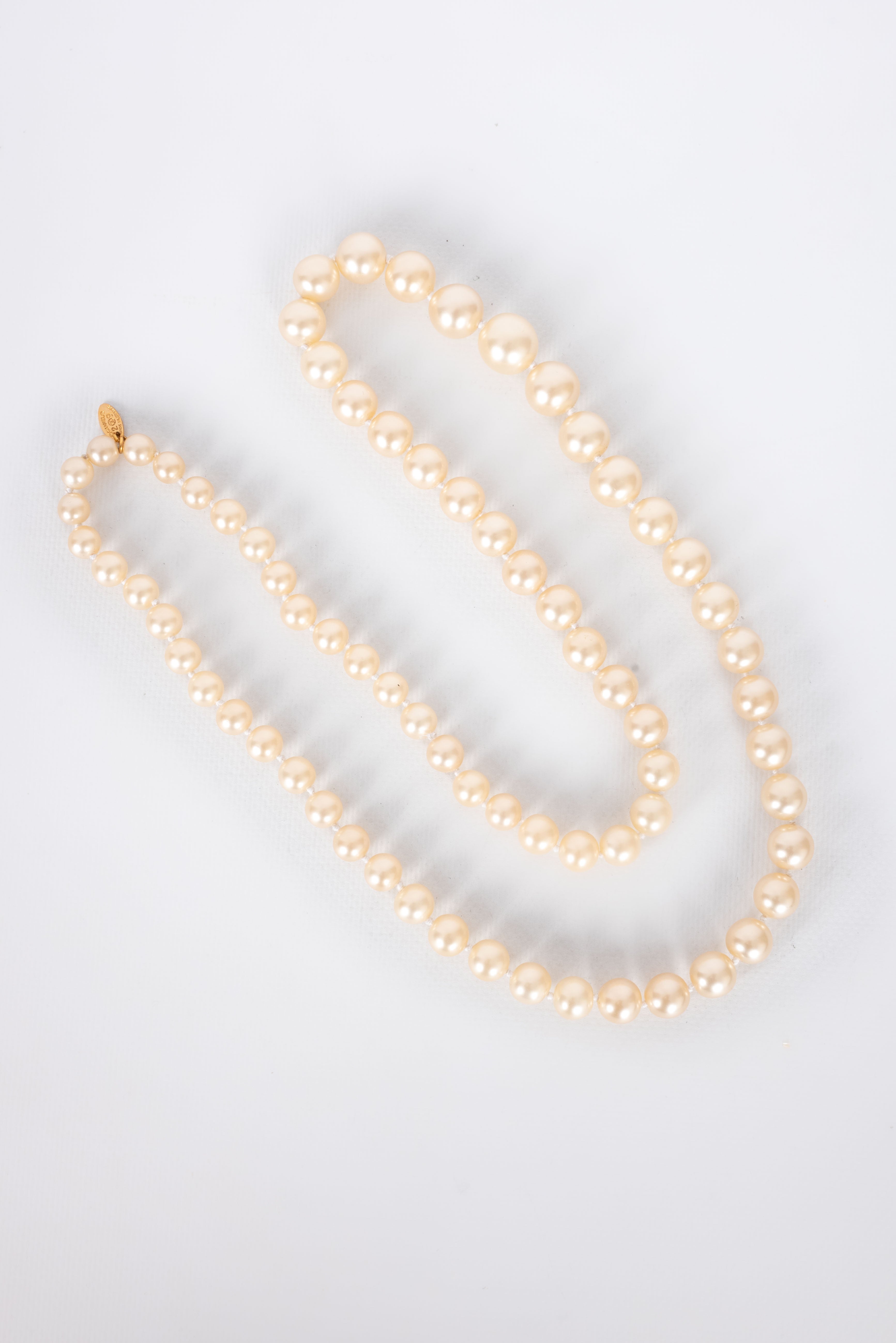 Collier de perles nacr��es Chanel