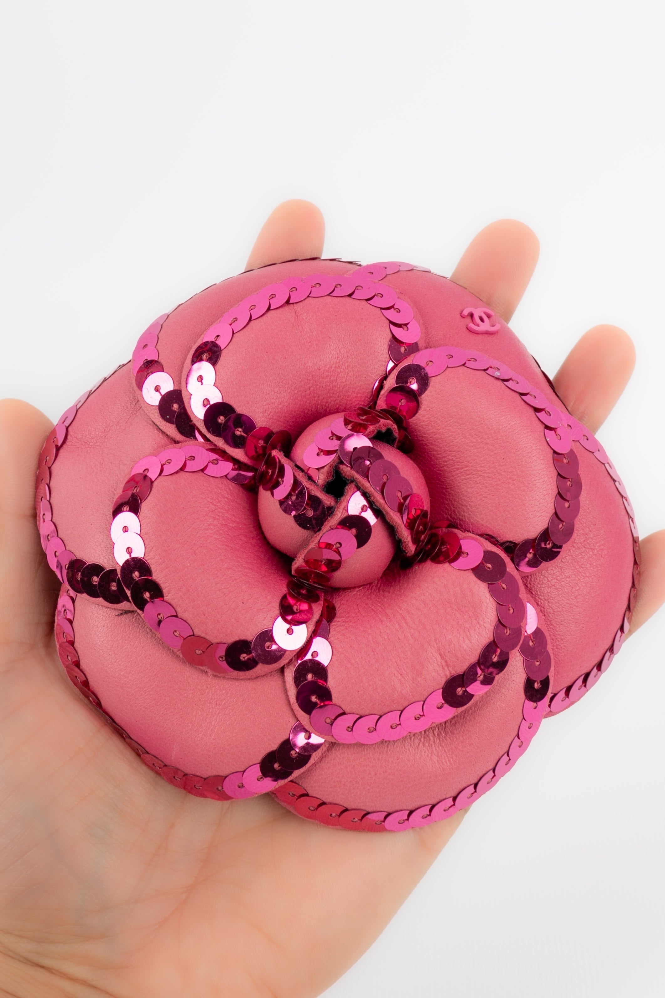 Broche camélia en cuir Chanel