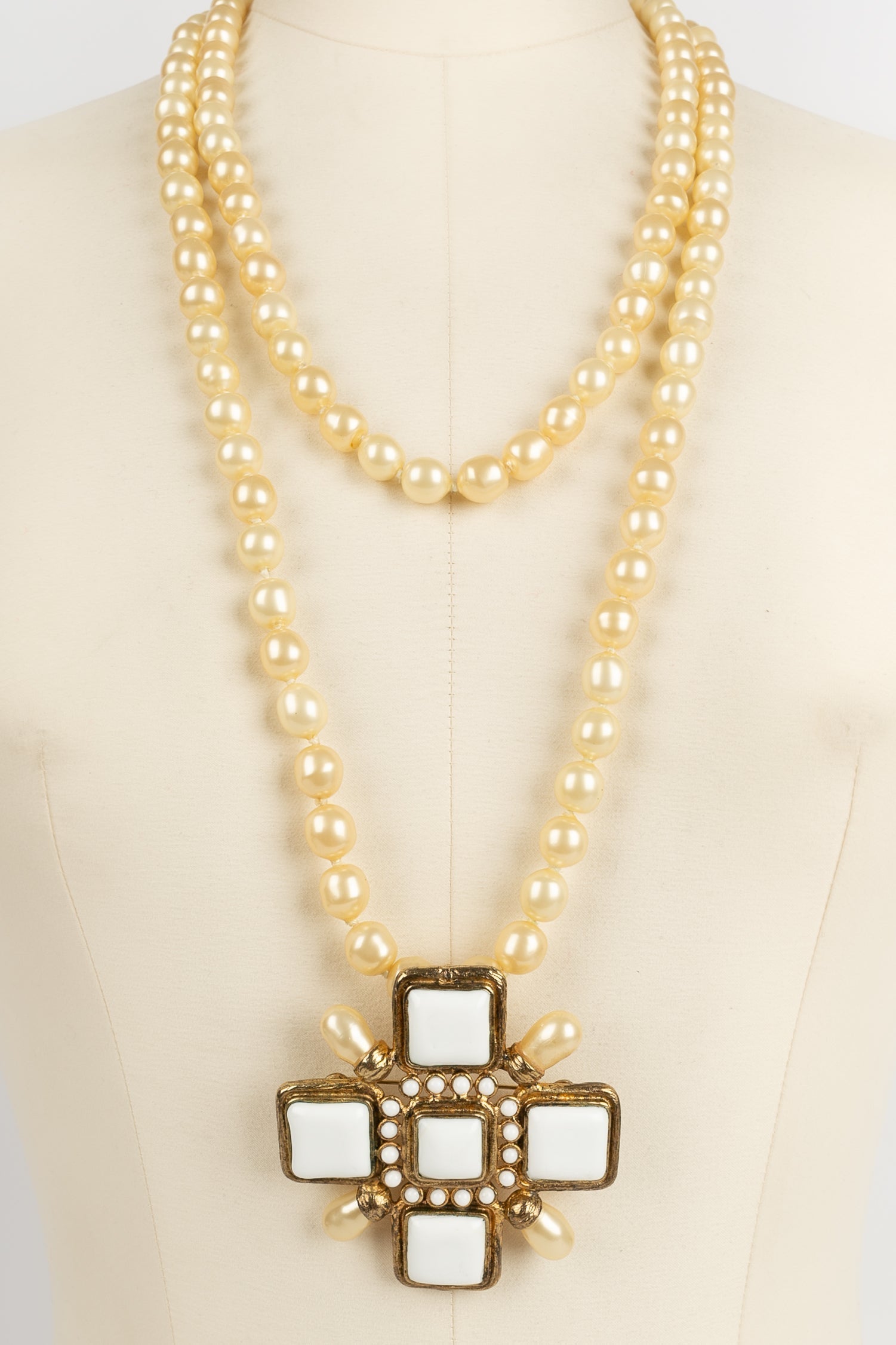 Collier croix Chanel
