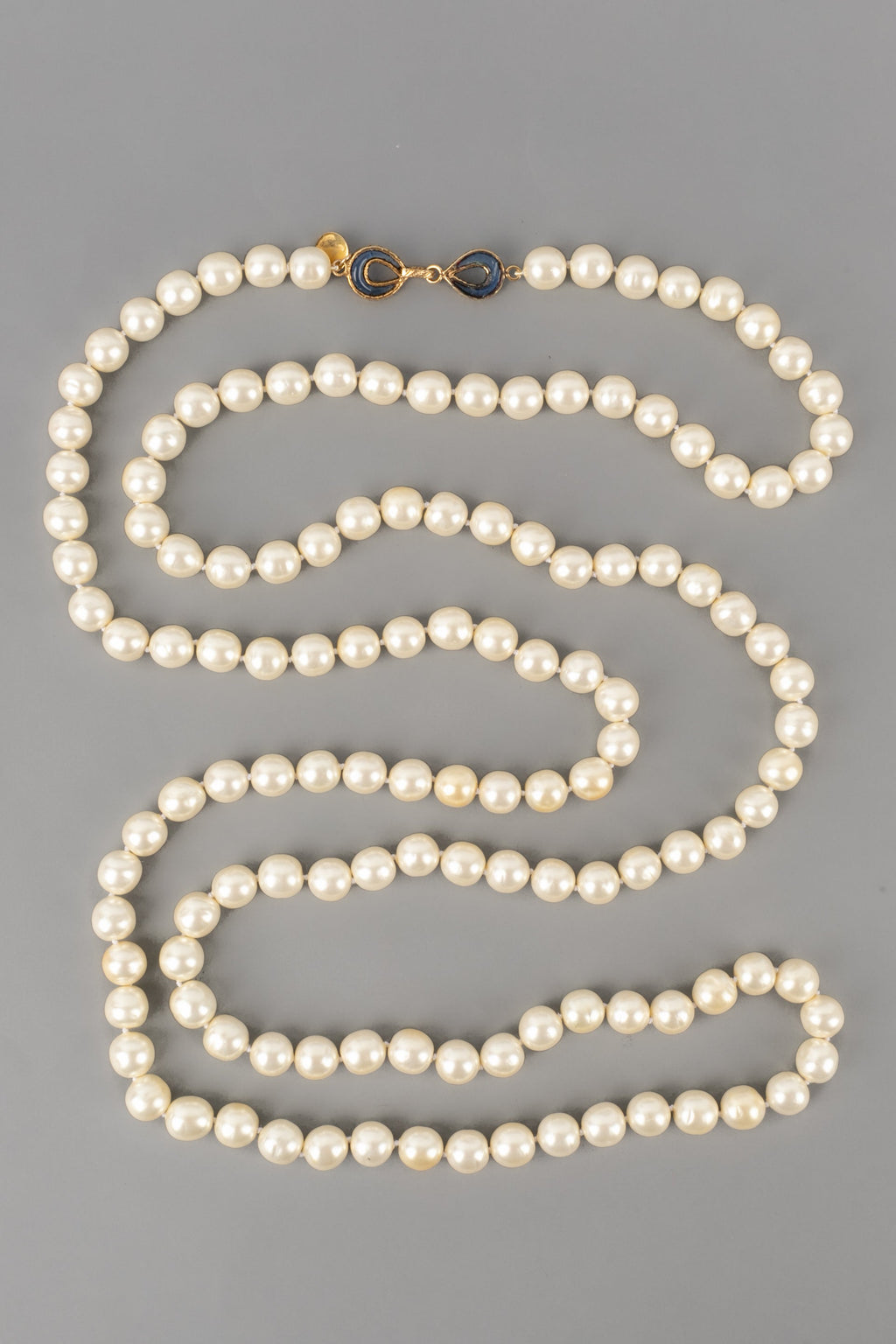 Collier / sautoir de perles nacr��es Chanel