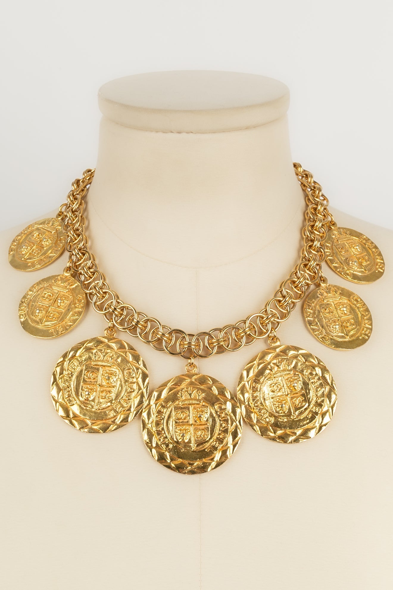 Collier dor�� Chanel