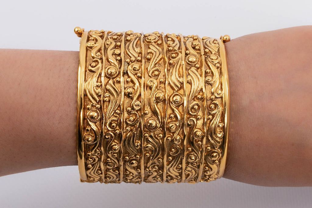 Bracelet manchette dorée Chanel 1980s