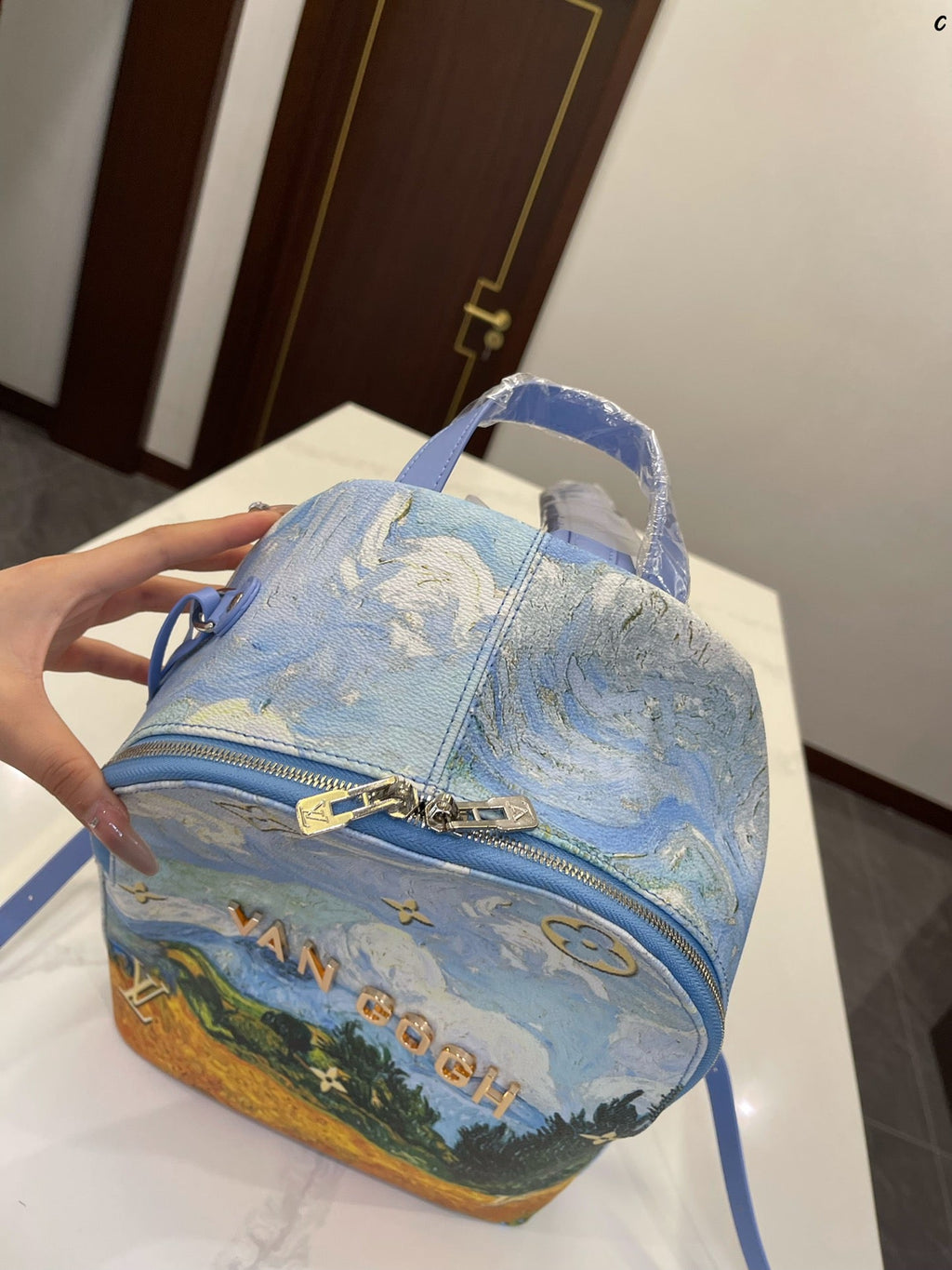 Luxury Bags Louis Vuitton  826