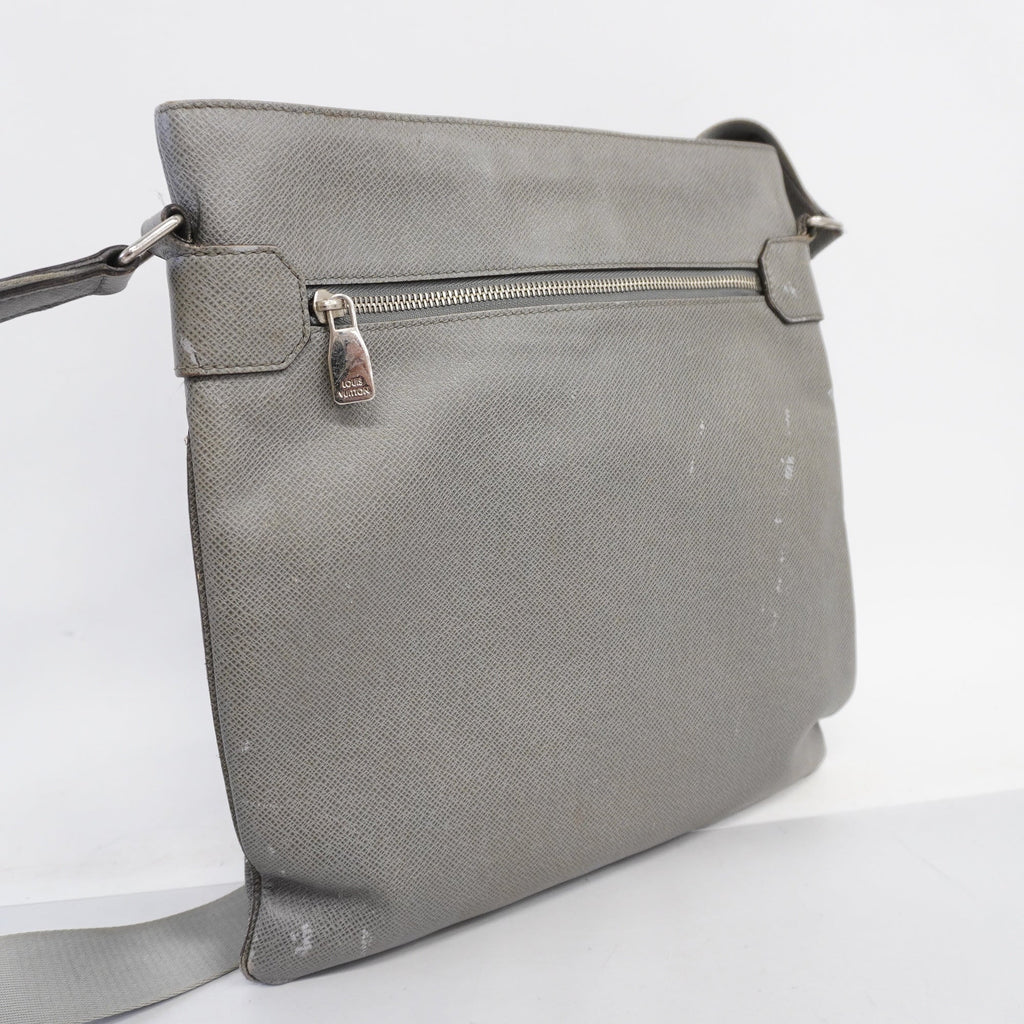 LOUIS VUITTONAuth  Taiga Sasha M32630 Men's Shoulder Bag Glacier