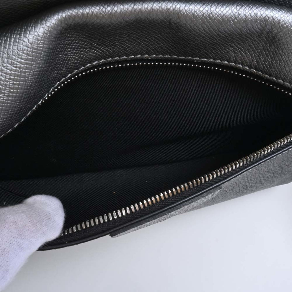 LOUIS VUITTON Taigarama Outdoor Messenger Shoulder Bag M30830 Silver Men's