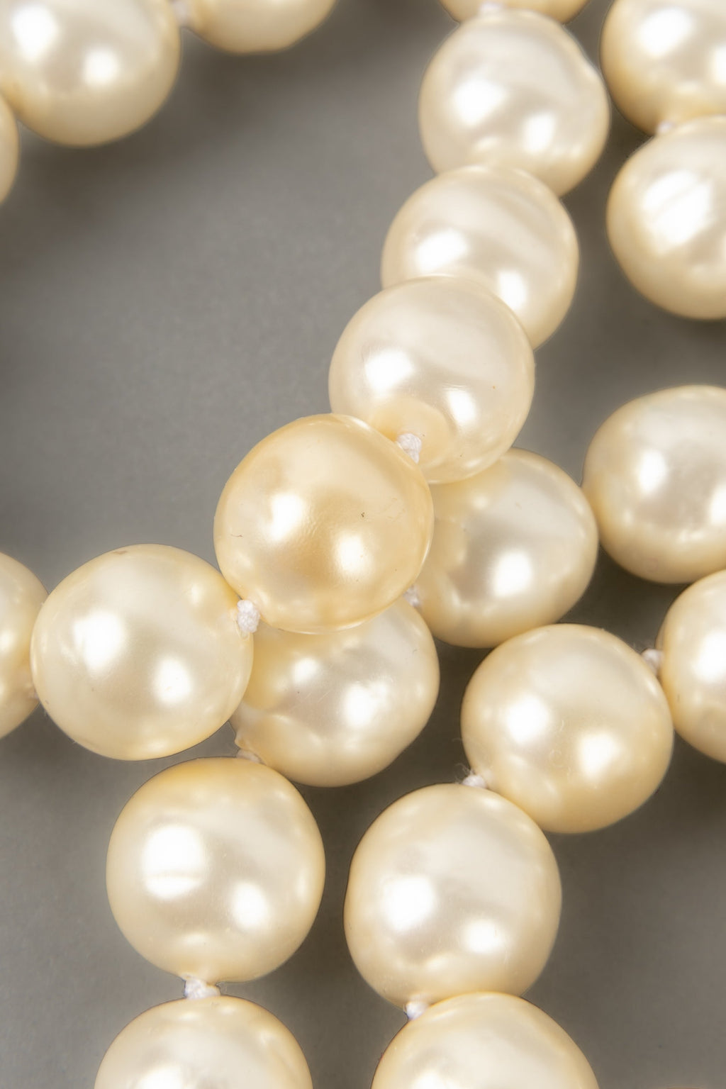 Collier / sautoir de perles nacr��es Chanel