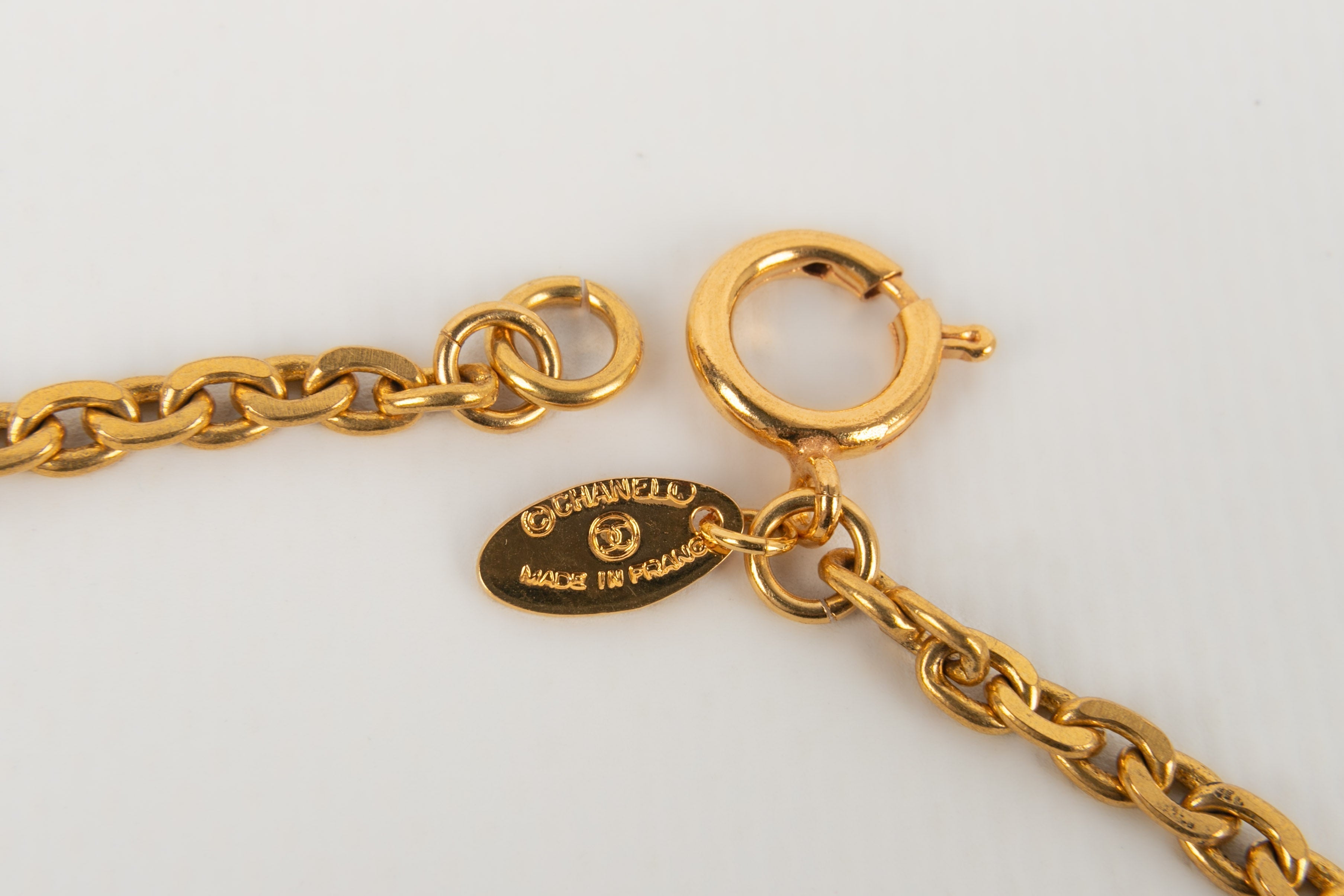 Collier / Sautoir en m��tal dor�� Chanel 1980's
