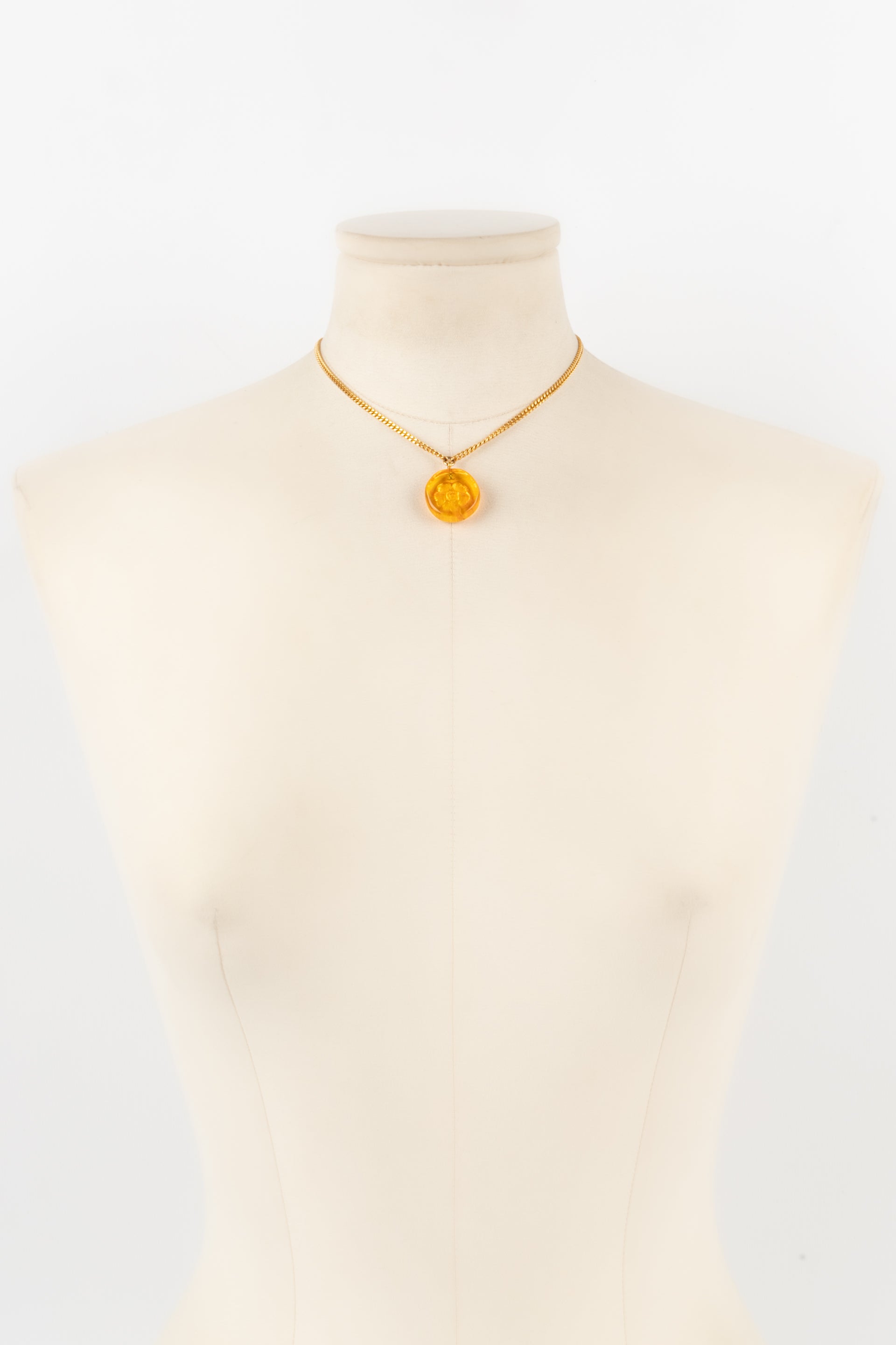 Collier cam��lia Chanel