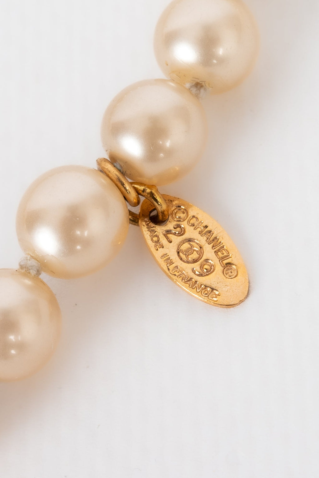 Collier de perles nacr��es Chanel