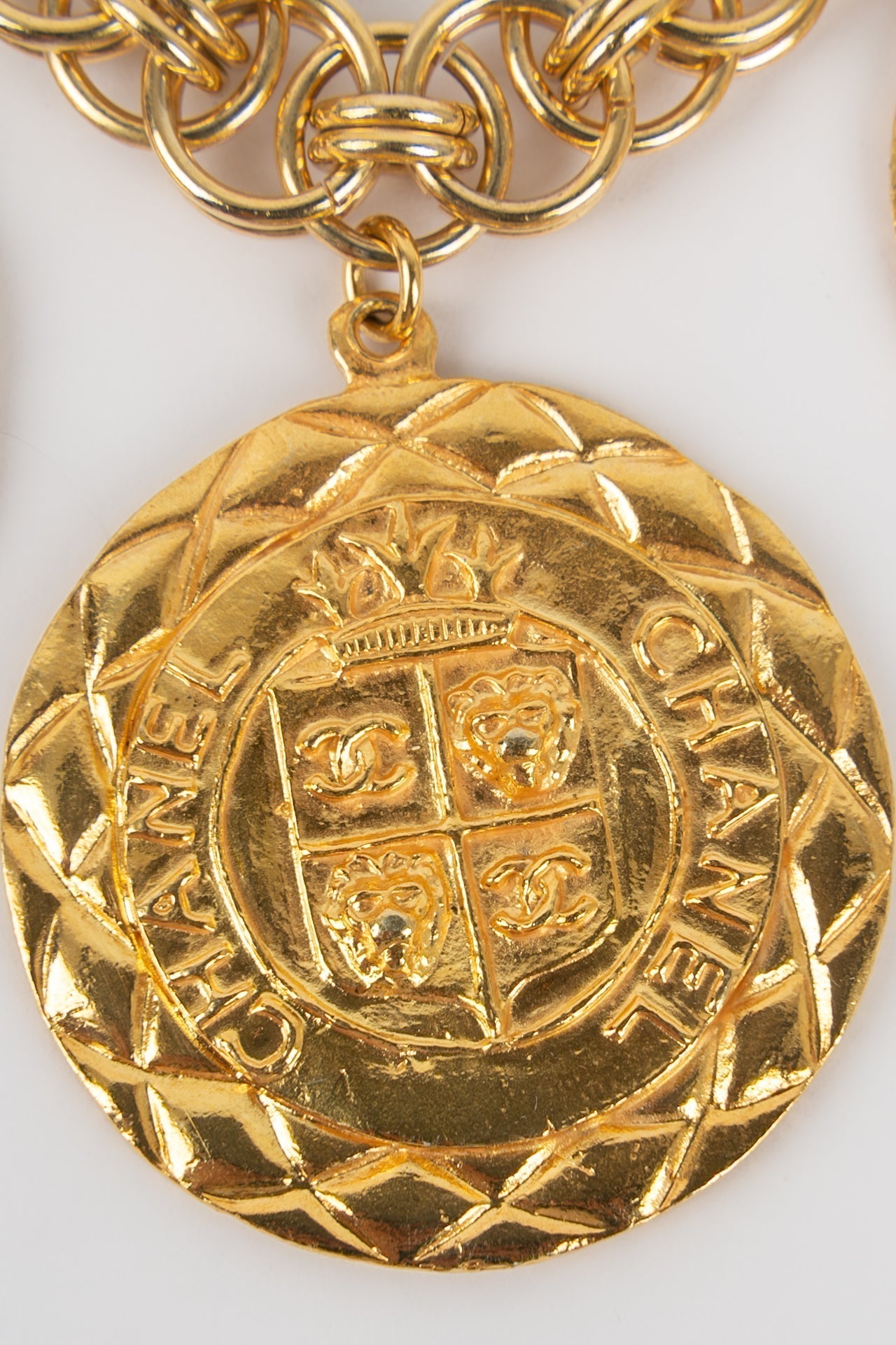 Collier dor�� Chanel