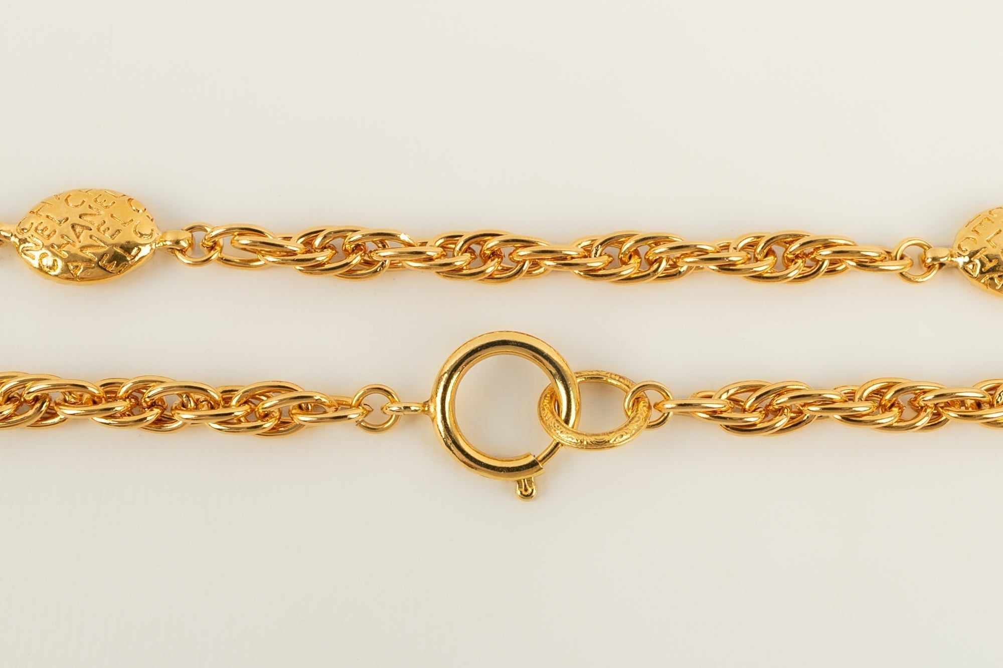 Collier / sautoir en m��tal dor�� Chanel