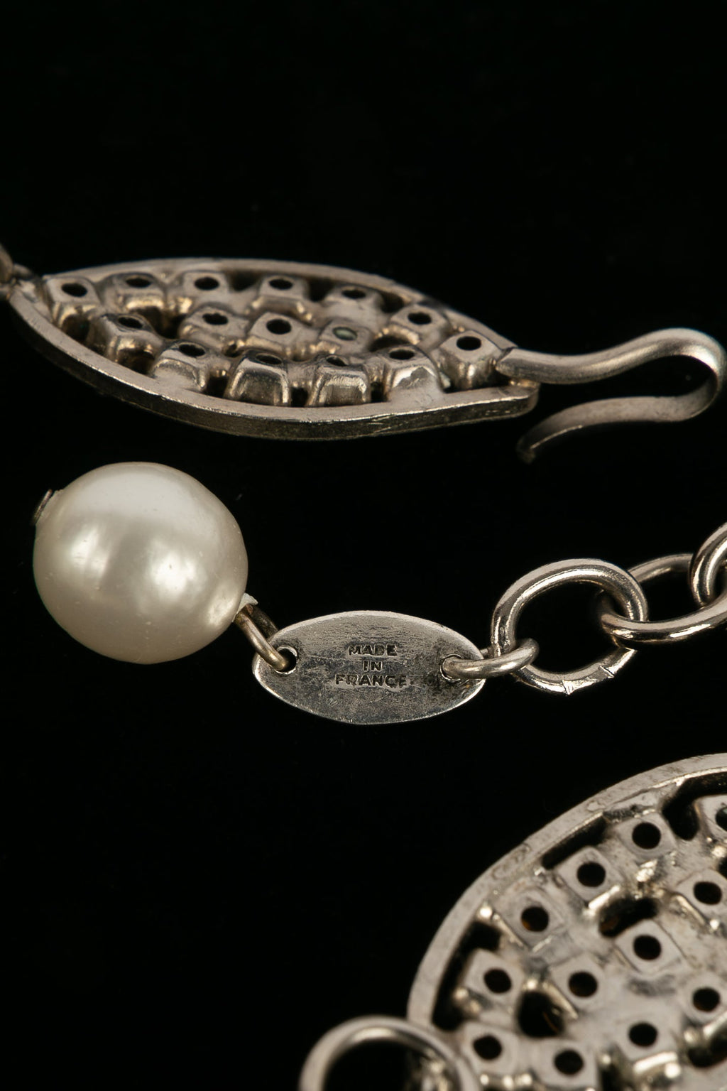 Collier cam��lia Chanel 1984
