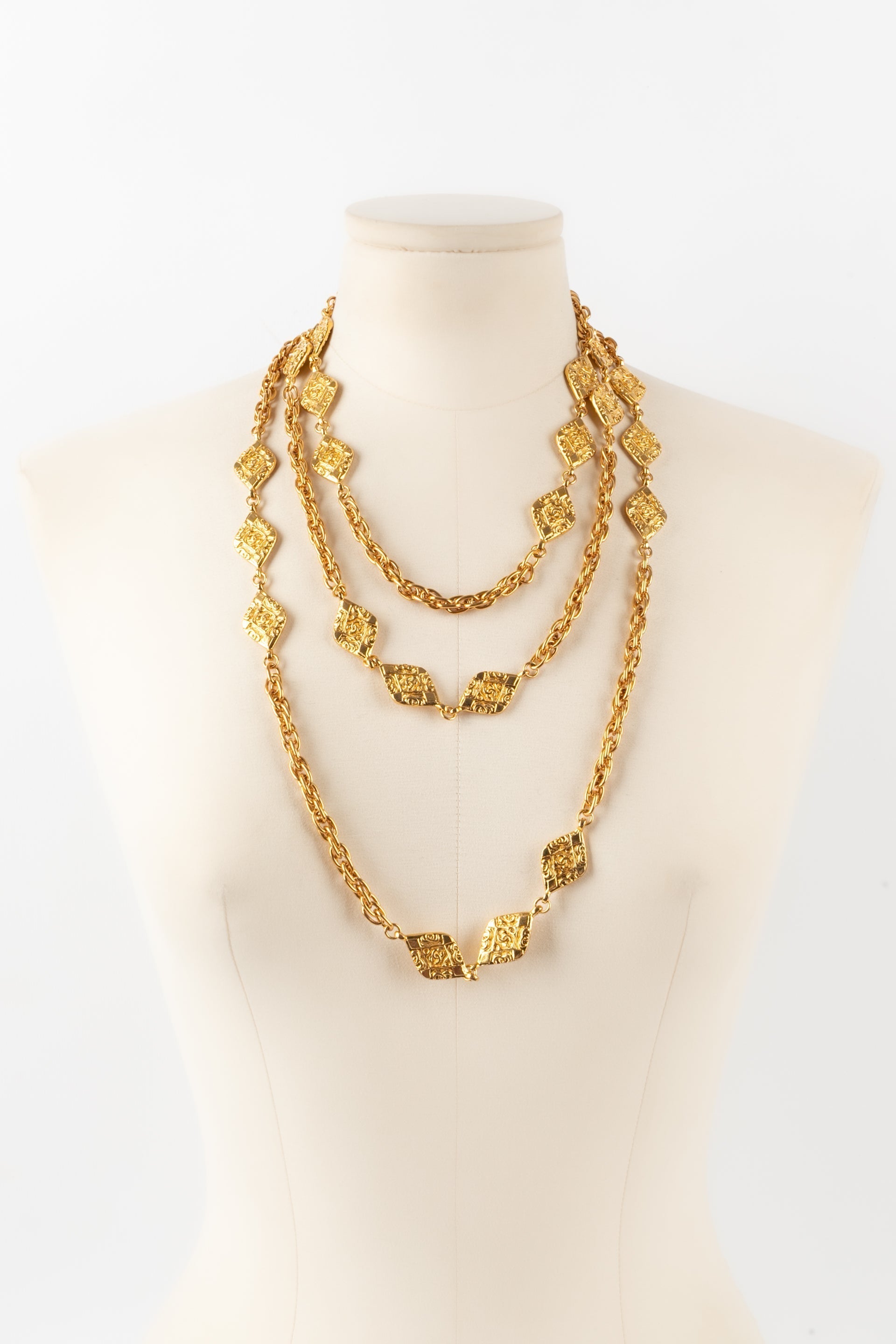 Collier / sautoir en m��tal dor�� Chanel