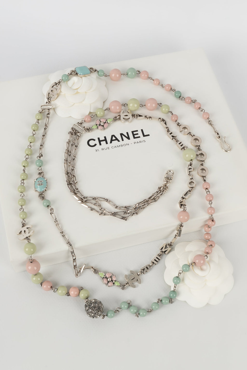 Collier pastel Chanel Croisi��re 2003