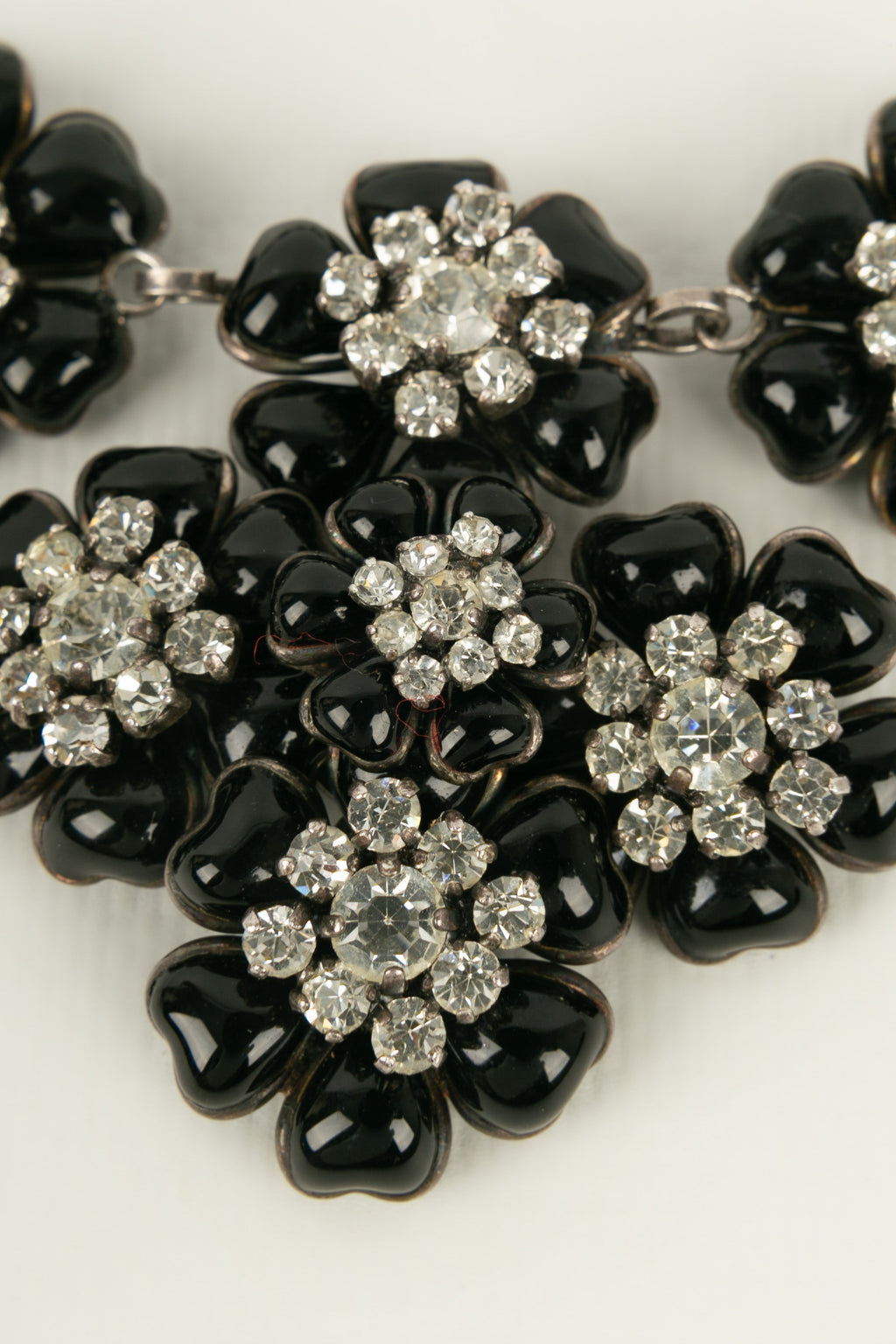 Collier cam��lias en p��te de verre Chanel