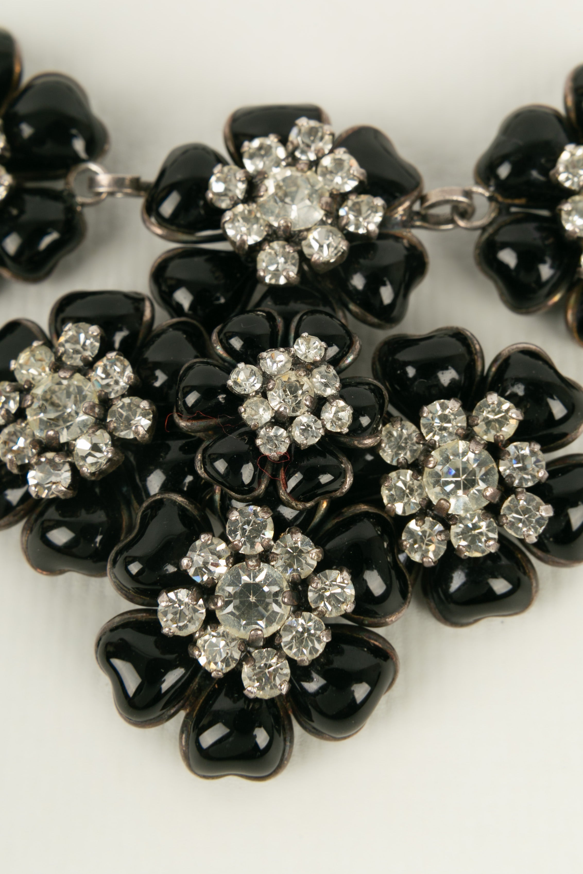 Collier cam��lias en p��te de verre Chanel