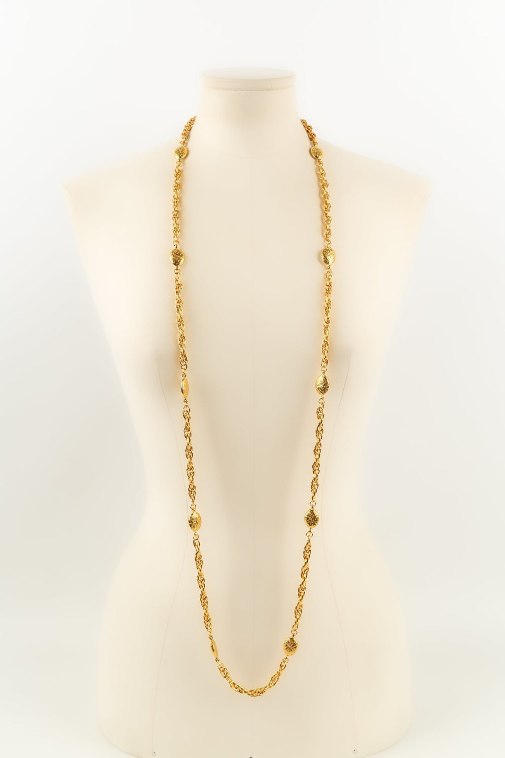 Collier / sautoir en m��tal dor�� Chanel